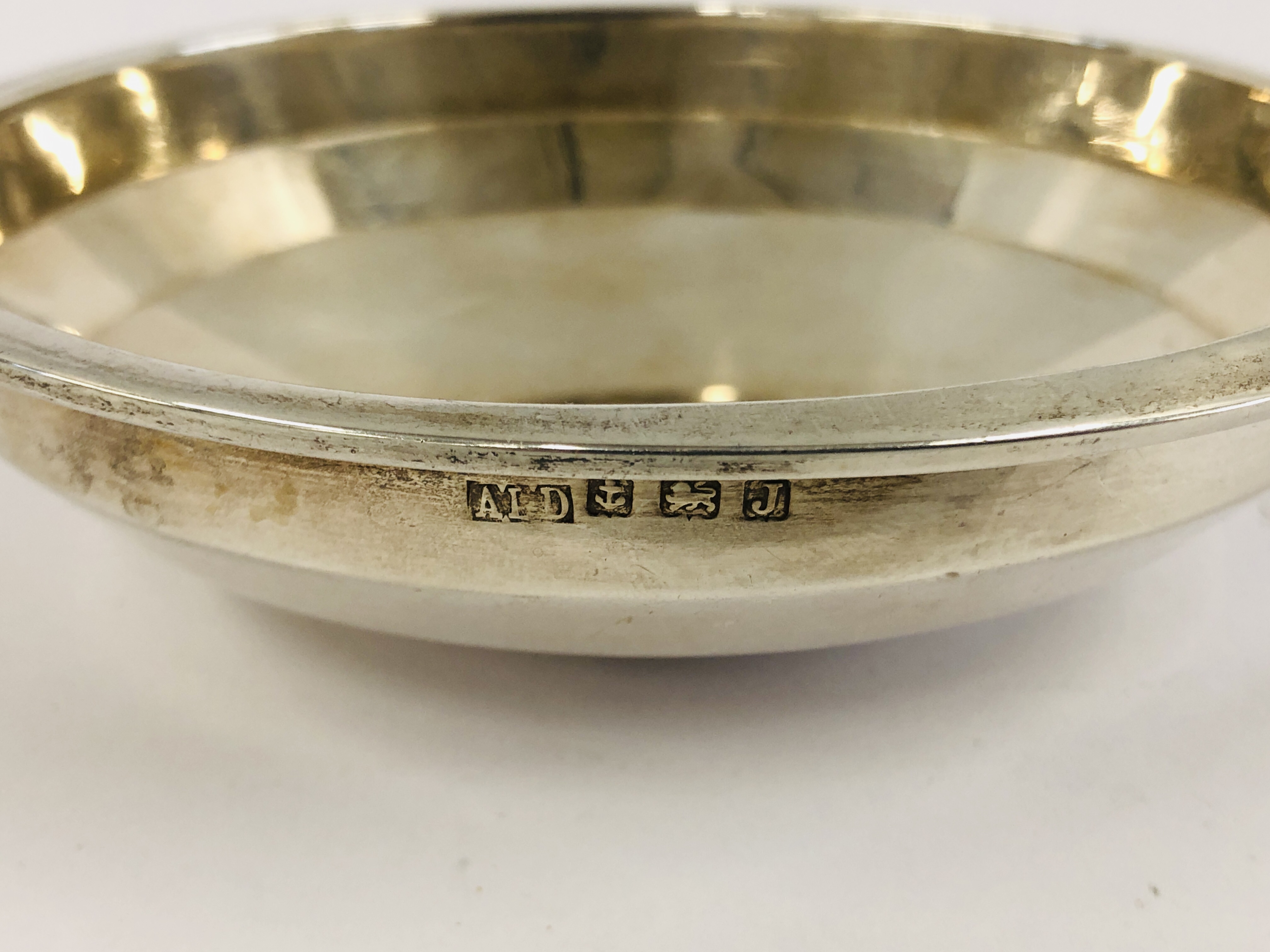 AN ANTIQUE SILVER CIRCULAR LOW DISH BEARING INSCRIPTION, BIRMINGHAM ASSAY DIA. 12.1CM. HEIGHT 3CM. - Image 11 of 14