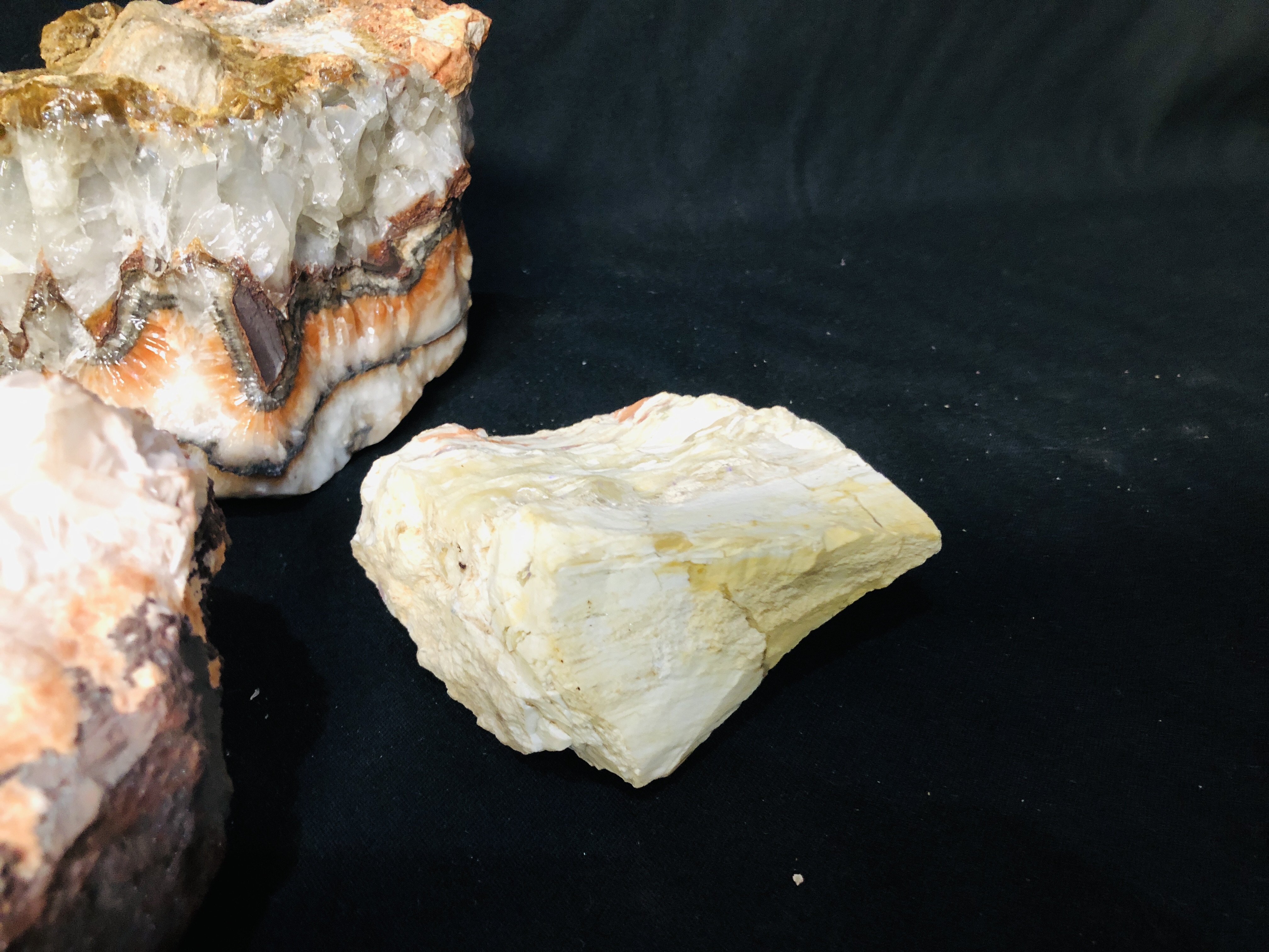 A COLLECTION OF APPROX 5 CRYSTAL AND MINERAL ROCK EXAMPLES TO INCLUDE APOPHYLITE ON STILBITE ETC. - Image 2 of 6