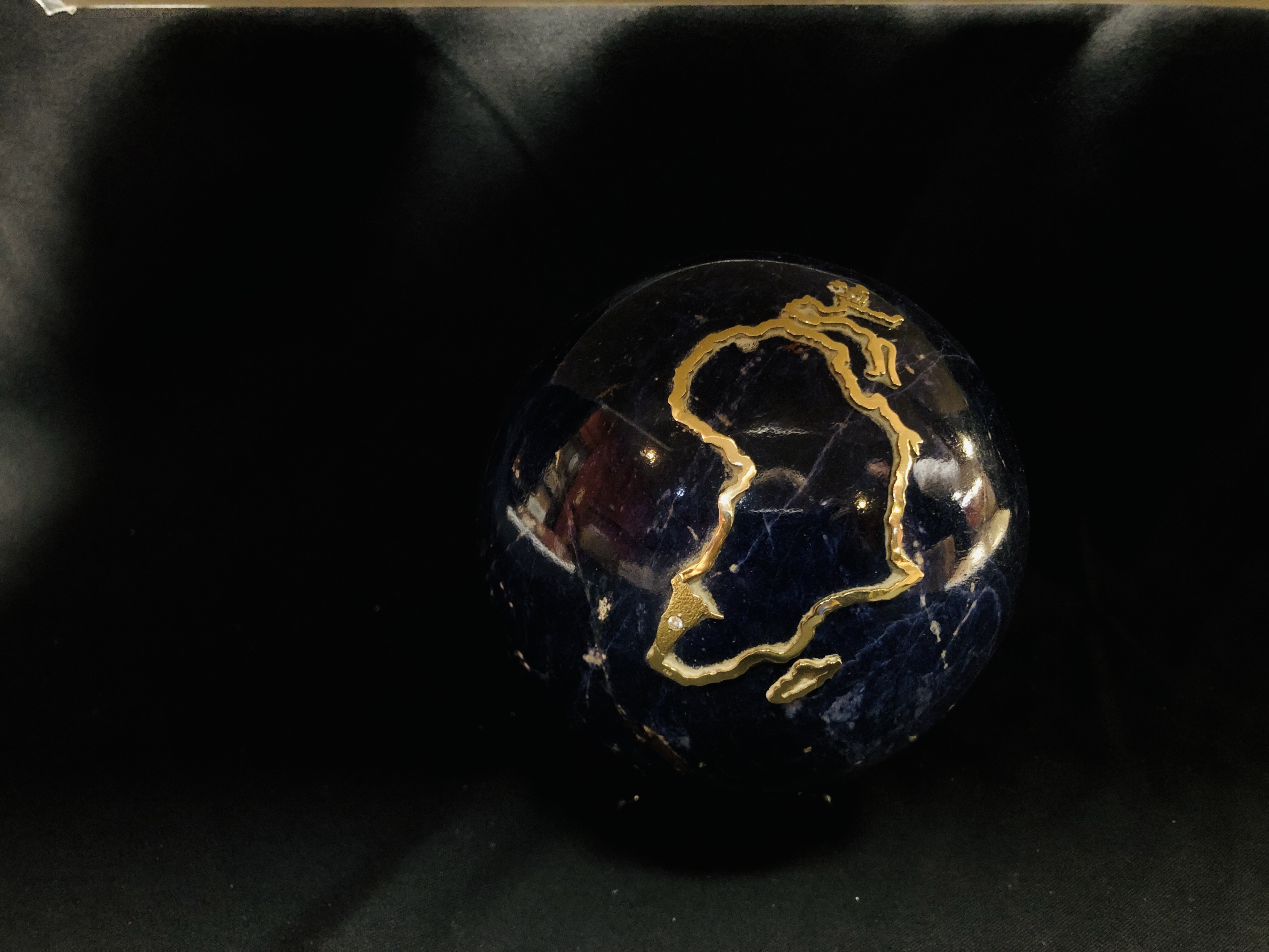 A LARGE LAPIS LAZULI SPHERE DEPICTING AN APPLIED COUNTRY OUTLINED IN 18CT GOLD SET WITH TWO - Image 8 of 11