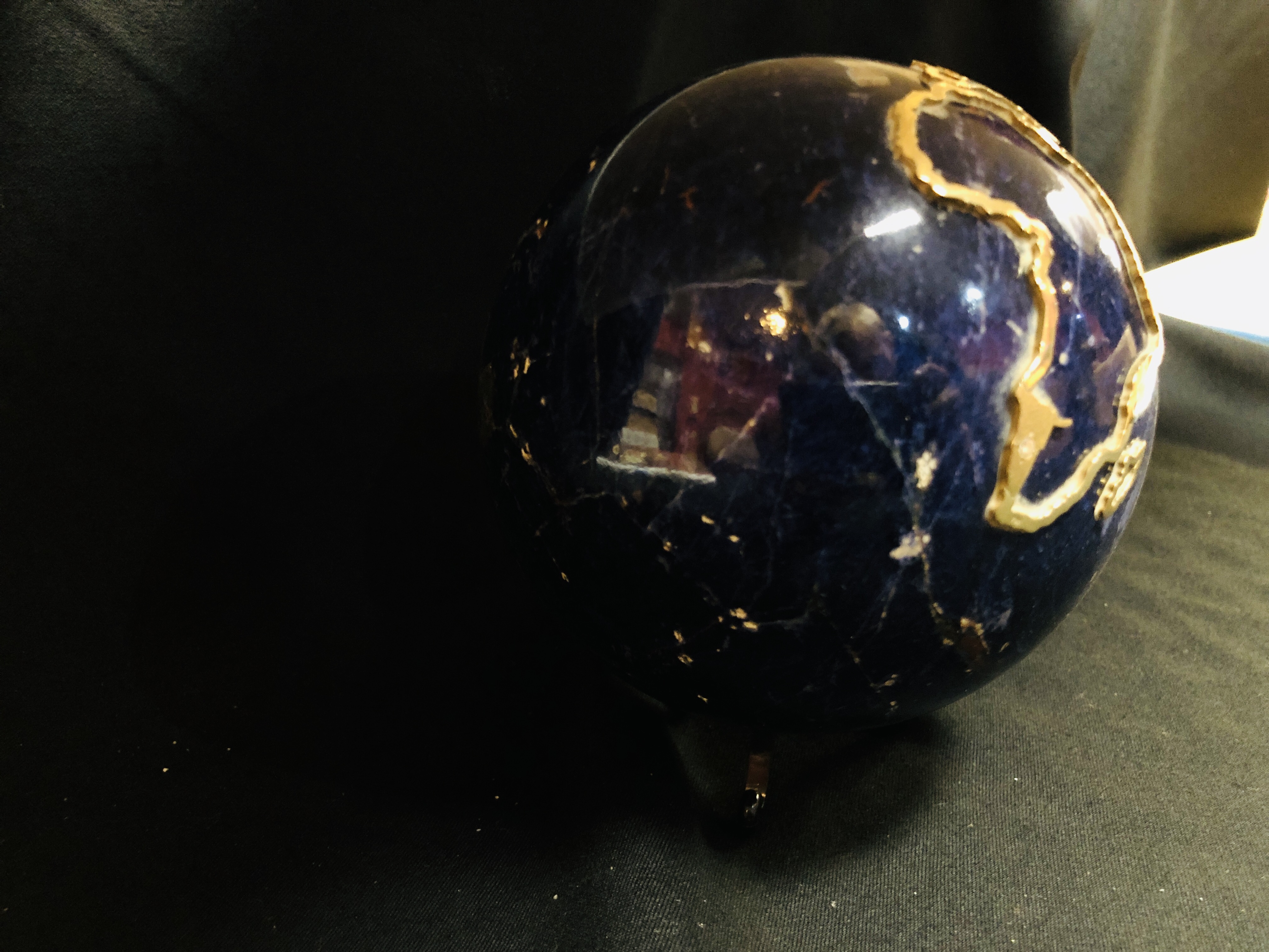 A LARGE LAPIS LAZULI SPHERE DEPICTING AN APPLIED COUNTRY OUTLINED IN 18CT GOLD SET WITH TWO - Image 10 of 11