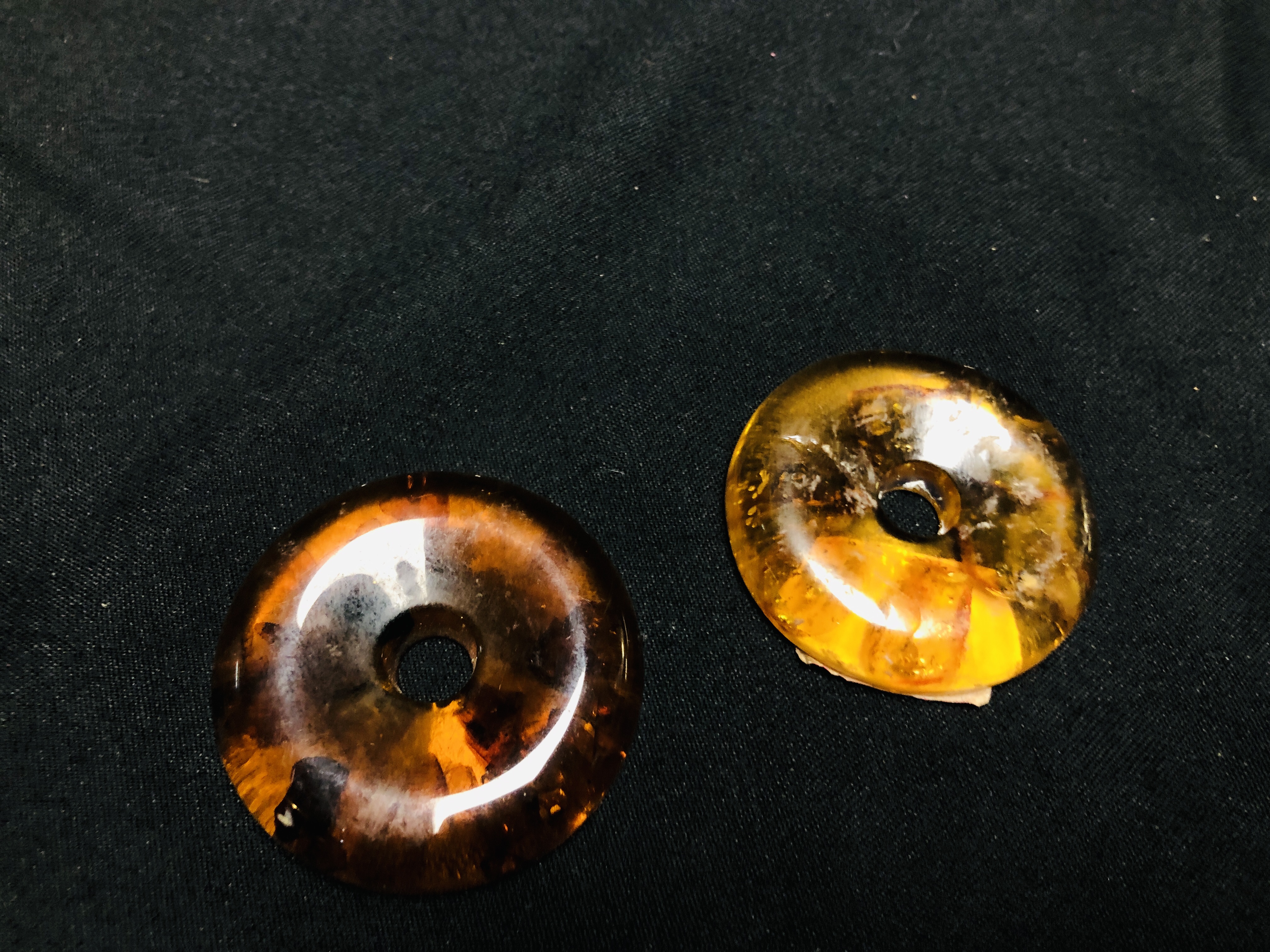 TWO POLISHED EGGS, ONE HAVING INSET INSECT ALONG WITH TWO POLISHED AMBER DISCS, DIAMETER 4.5CM. - Image 4 of 4