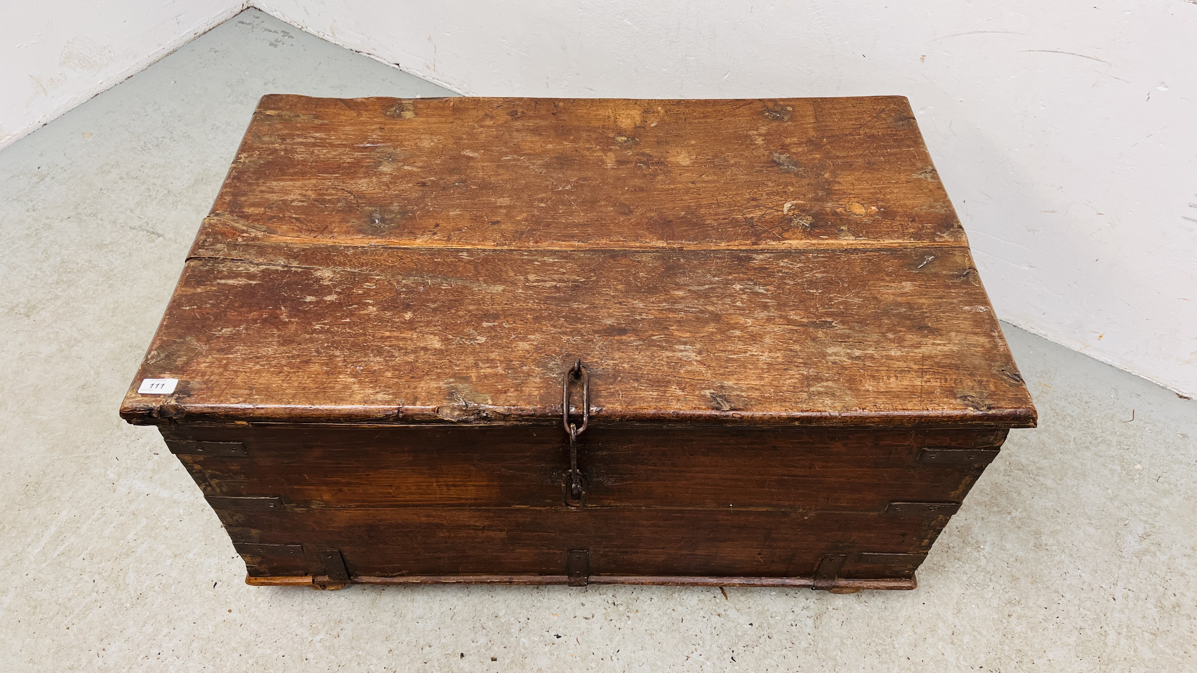 A HEAVY ANTIQUE OAK TRUNK WITH METAL BANDING WIDTH 102CM. DEPTH 61CM. HEIGHT 49CM. - Image 2 of 17