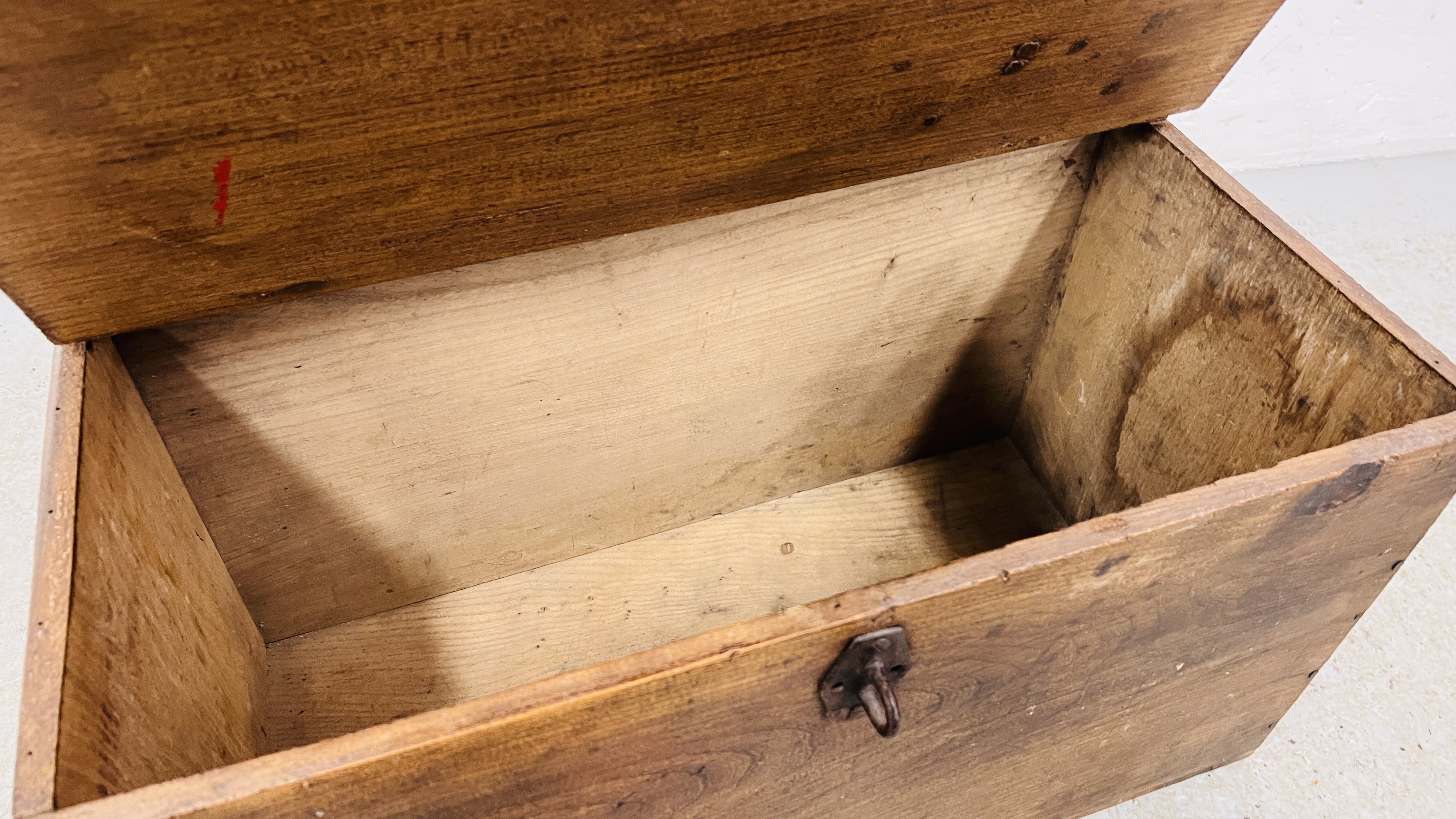 AN ANTIQUE HARDWOOD TREASURY BOX WIDTH 59CM. DEPTH 30CM. HEIGHT 32CM. - Image 7 of 7