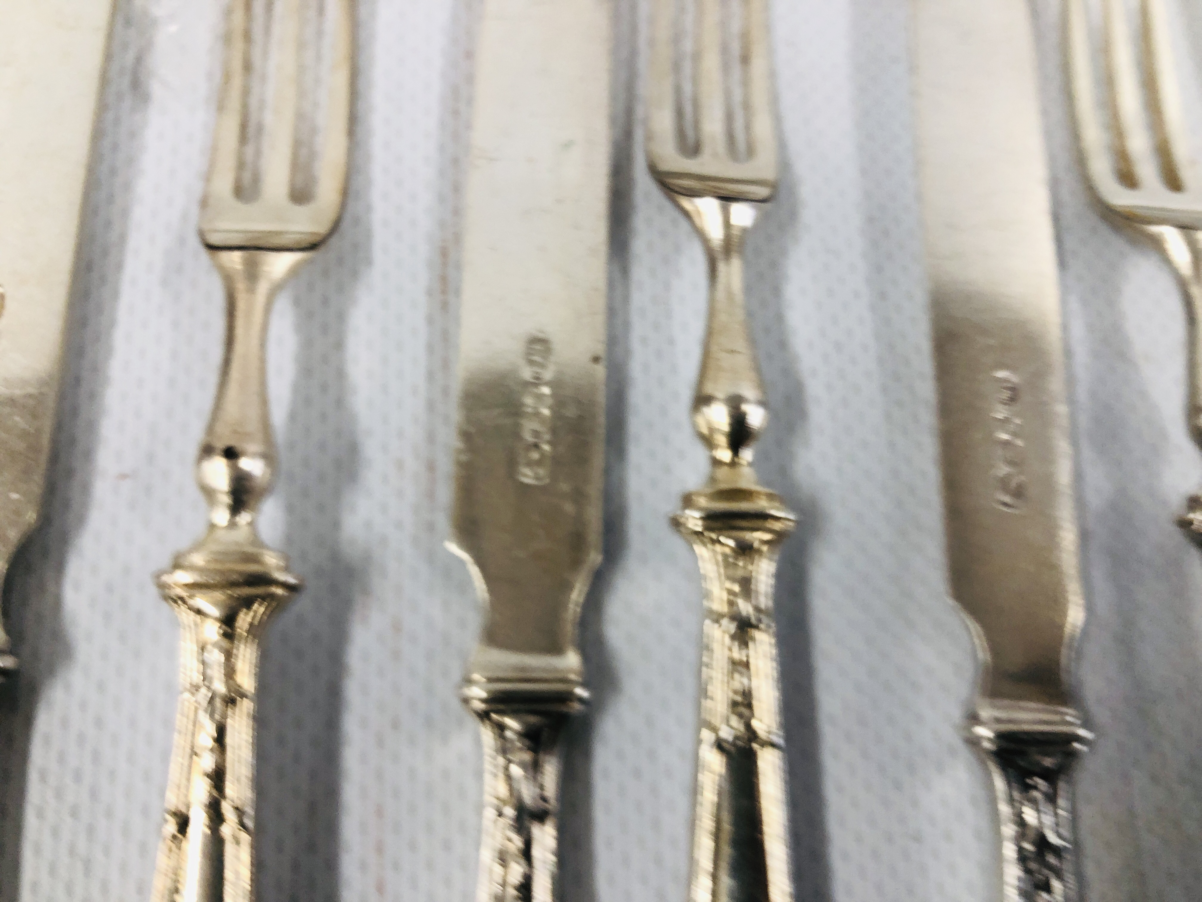 A GROUP OF GOOD QUALITY LOOSE PLATED CUTLERY TO INCLUDE SIX SPOONS AND FOUR FORKS MARKED TIFFANY & - Image 7 of 8