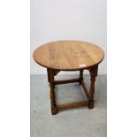 AN OAK CIRCULAR OCCASIONAL TABLE ON TURNED SUPPORTS HEIGHT 51CM. DIA. 54CM.