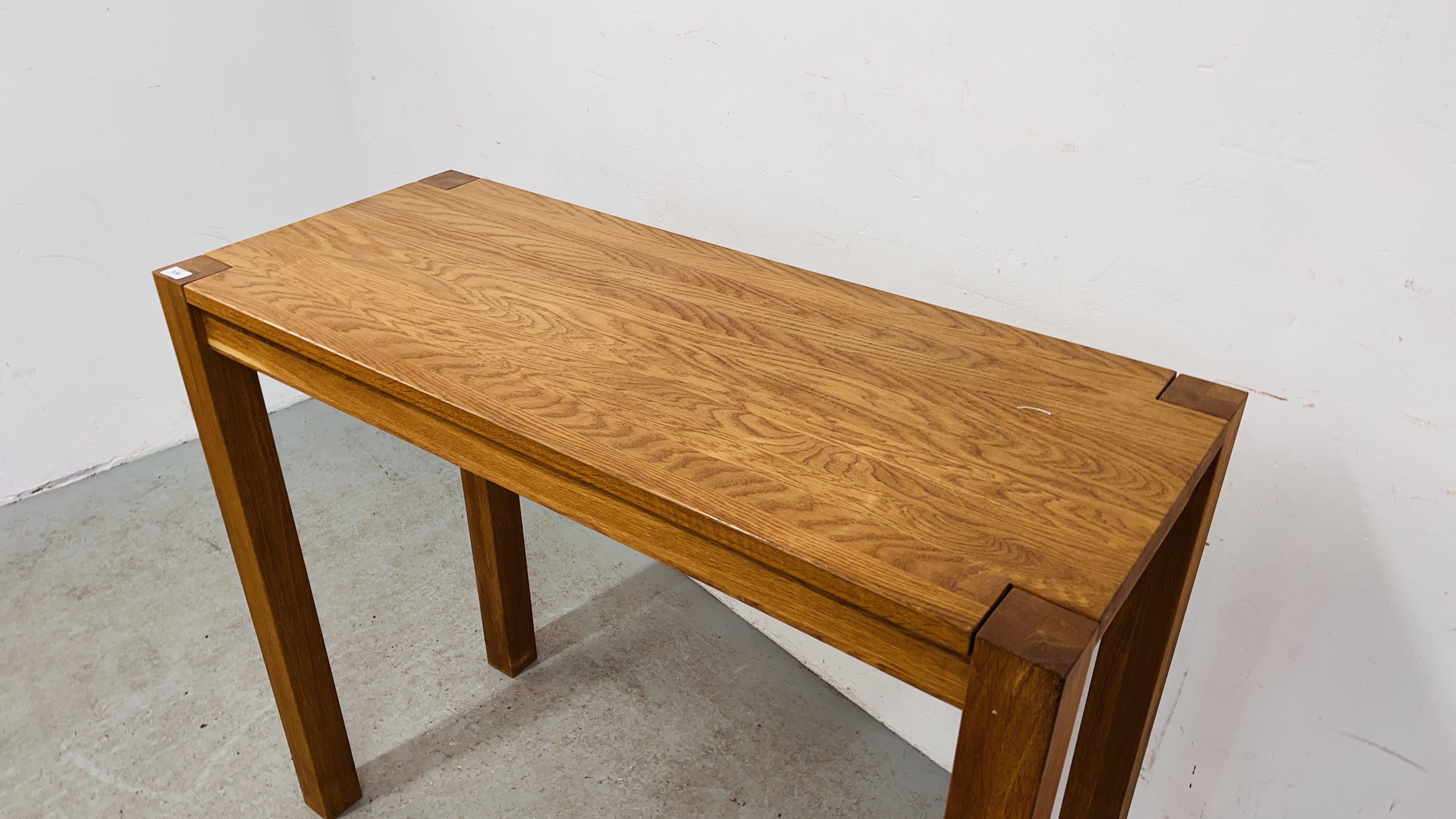 A HEAVY OAK RECTANGULAR BREAKFAST BAR/BAR TABLE ON FOUR SQUARE SUPPORTS WIDTH 120CM. DEPTH 50CM. - Image 2 of 12