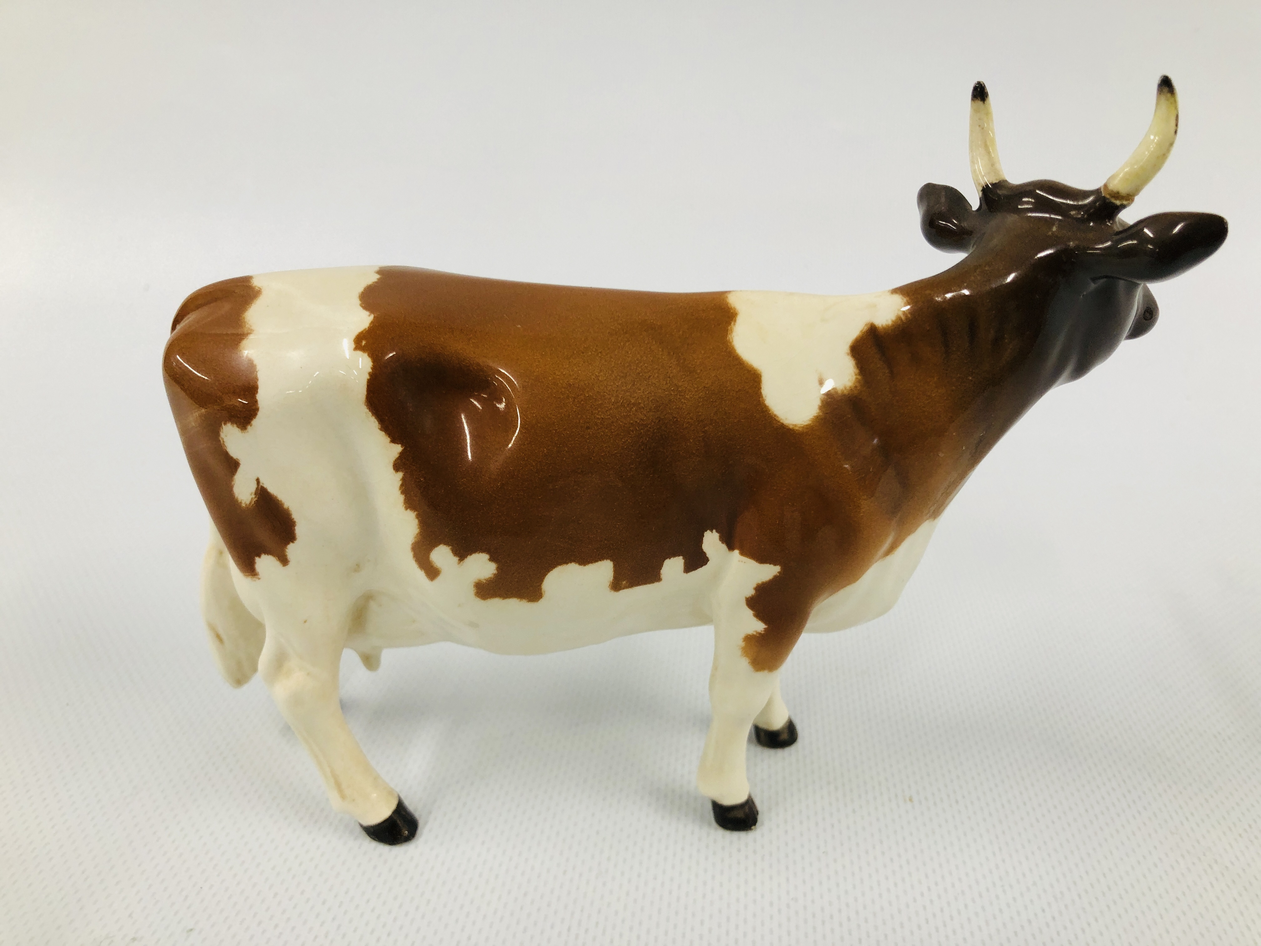 BESWICK COW CH ICKHAM BESSIE 198 (HORN A/F) ALONG WITH A BLACK AND WHITE BESWICK CALF - Image 5 of 10