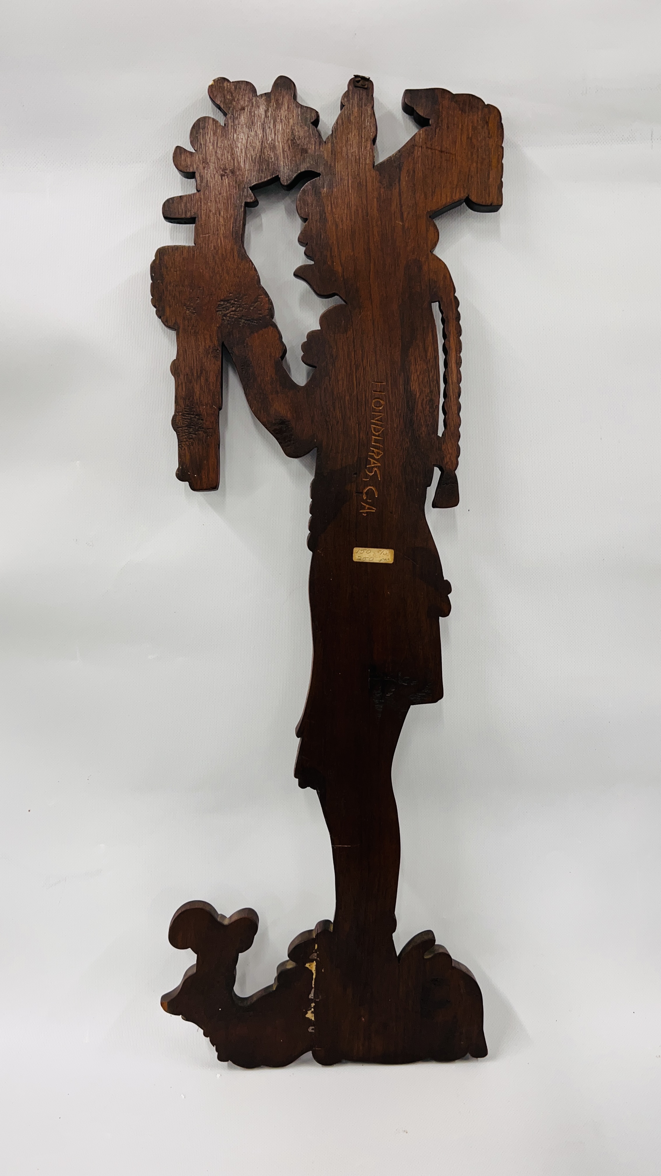 AN ETHNIC "HONDURAS" HARDWOOD WALL CARVING OF A STANDING FIGURE HEIGHT 84CM. - Image 5 of 6