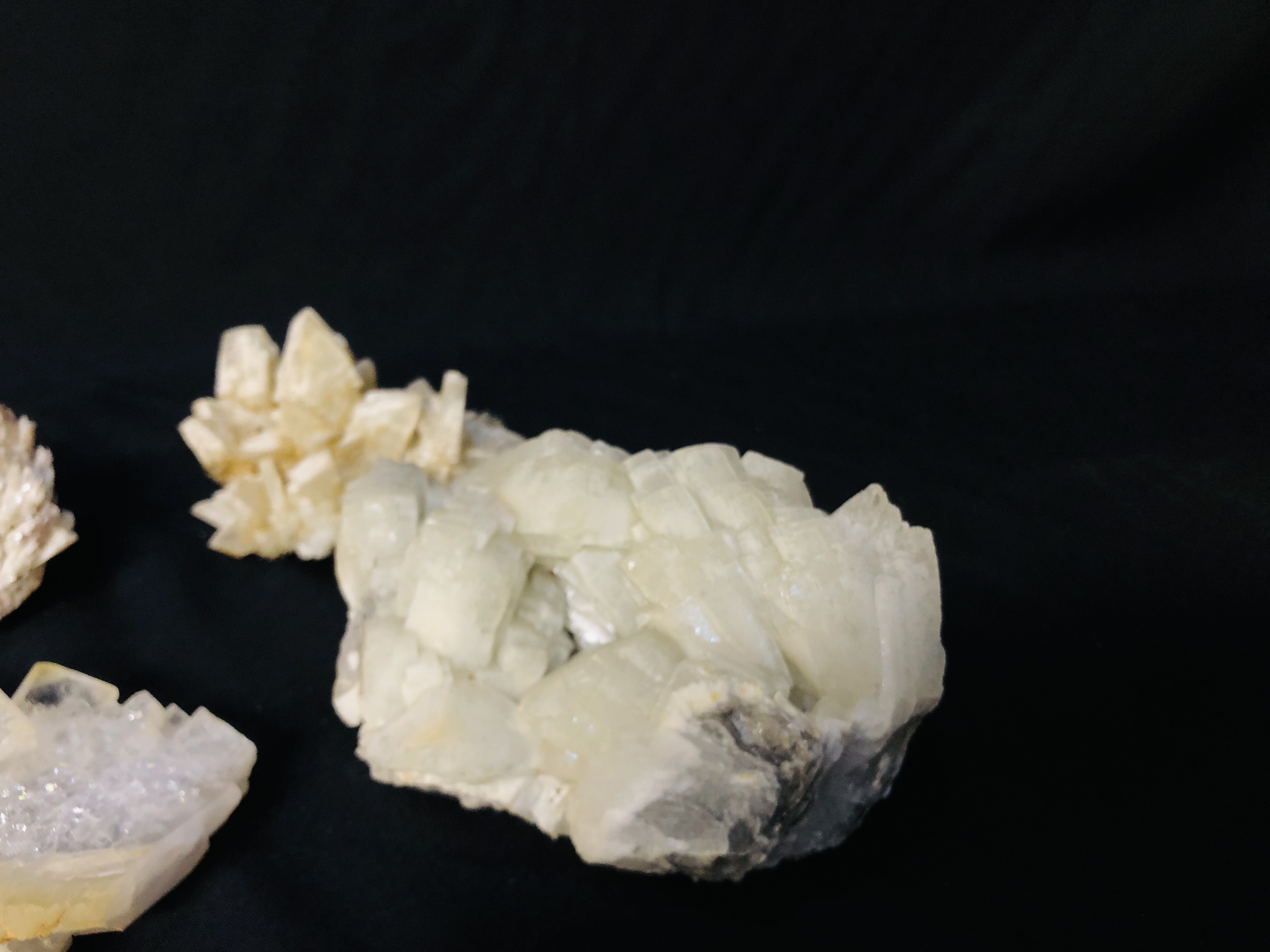 A COLLECTION OF APPROX 5 CRYSTAL AND MINERAL ROCK EXAMPLES TO INCLUDE QUARTZ ETC. - Image 2 of 5