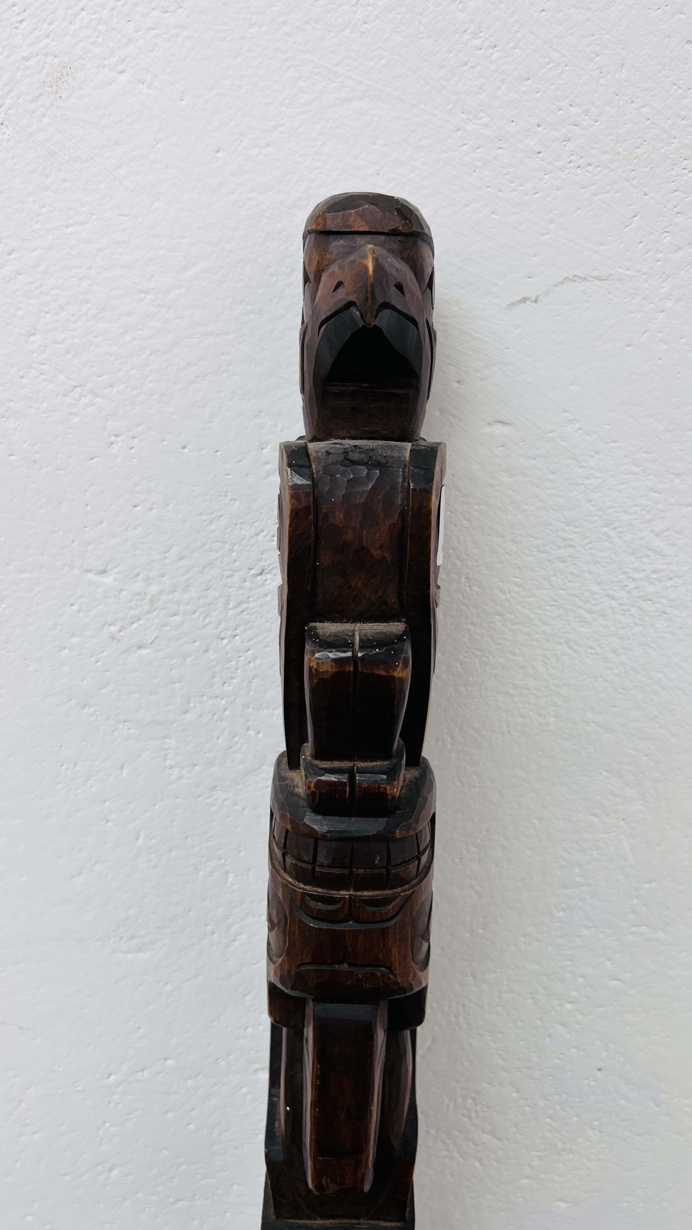 AN ETHNIC TRIBAL CARVED HARDWOOD WALKING STICK OR STAFF LENGTH 146CM. - Image 5 of 9