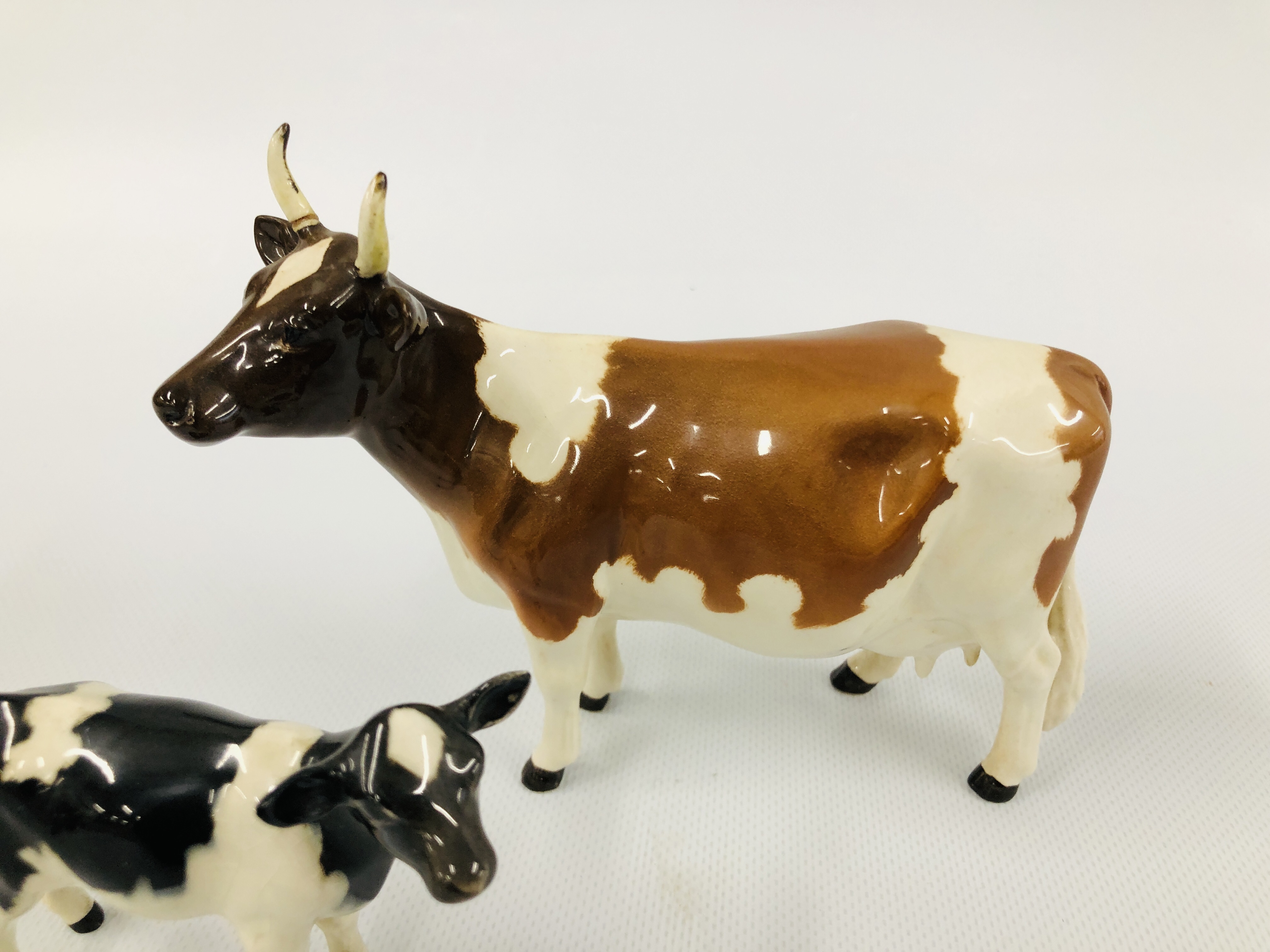 BESWICK COW CH ICKHAM BESSIE 198 (HORN A/F) ALONG WITH A BLACK AND WHITE BESWICK CALF - Image 2 of 10