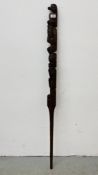 AN ETHNIC TRIBAL CARVED HARDWOOD WALKING STICK OR STAFF LENGTH 146CM.