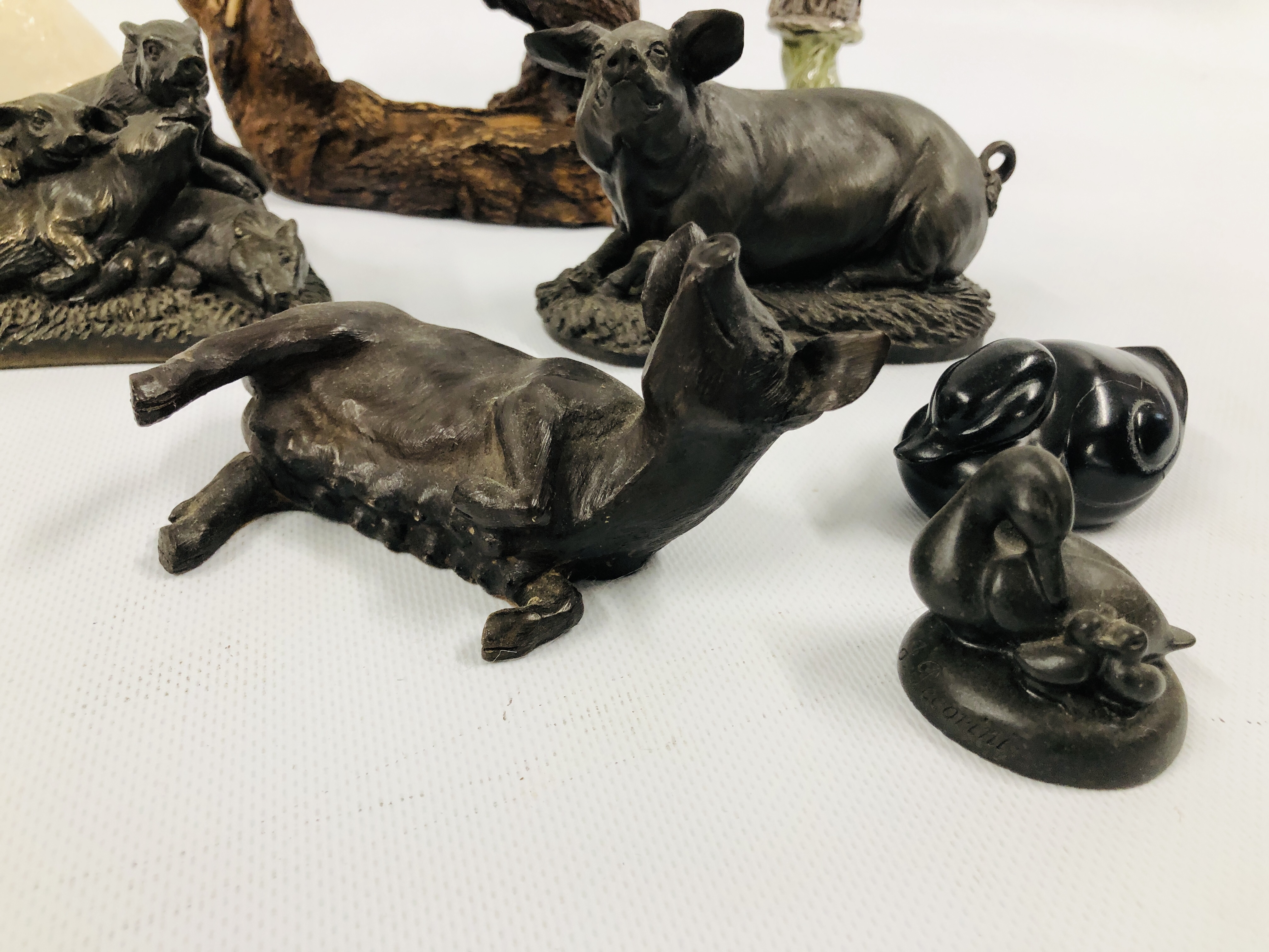 A GROUP OF BRONZED FINISH CABINET ORNAMENTS TO INCLUDE PIGS, OTTER, DUCKS, ETC. - Image 4 of 10