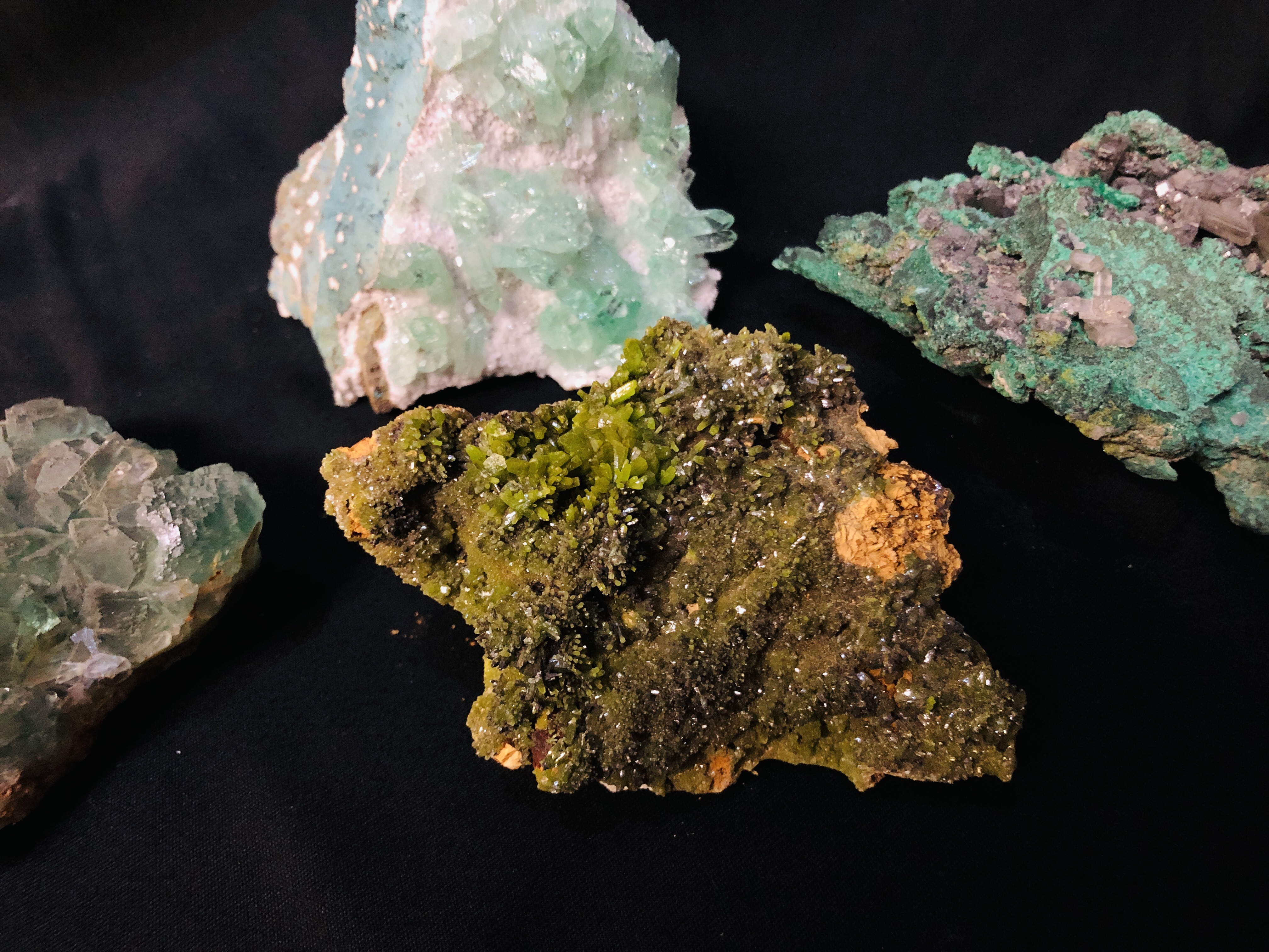 A COLLECTION OF APPROX 4 CRYSTAL AND MINERAL ROCK EXAMPLES TO INCLUDE QUARTZ AND FLUORITE ETC. - Image 5 of 5