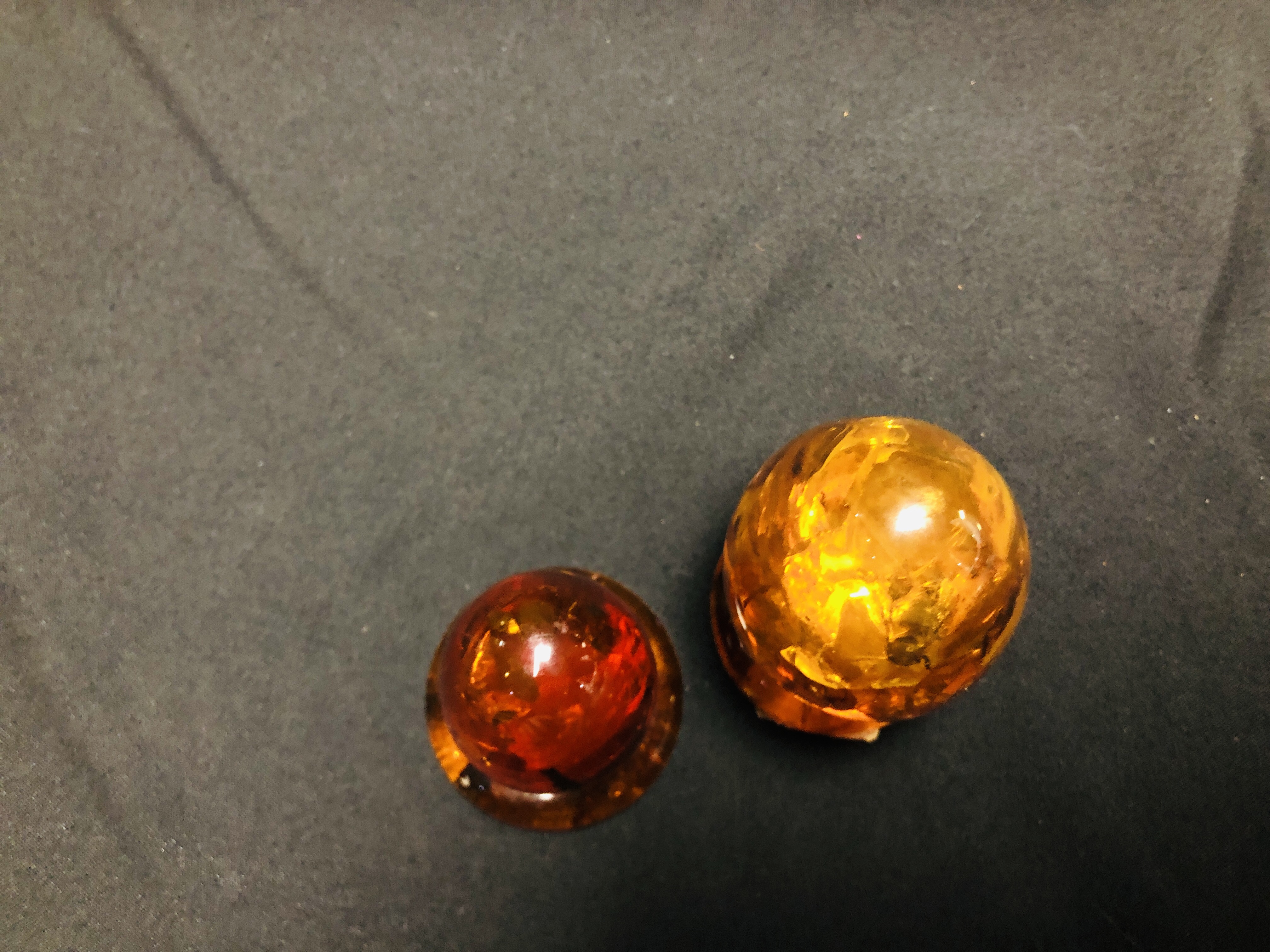 TWO POLISHED EGGS, ONE HAVING INSET INSECT ALONG WITH TWO POLISHED AMBER DISCS, DIAMETER 4.5CM. - Image 3 of 4