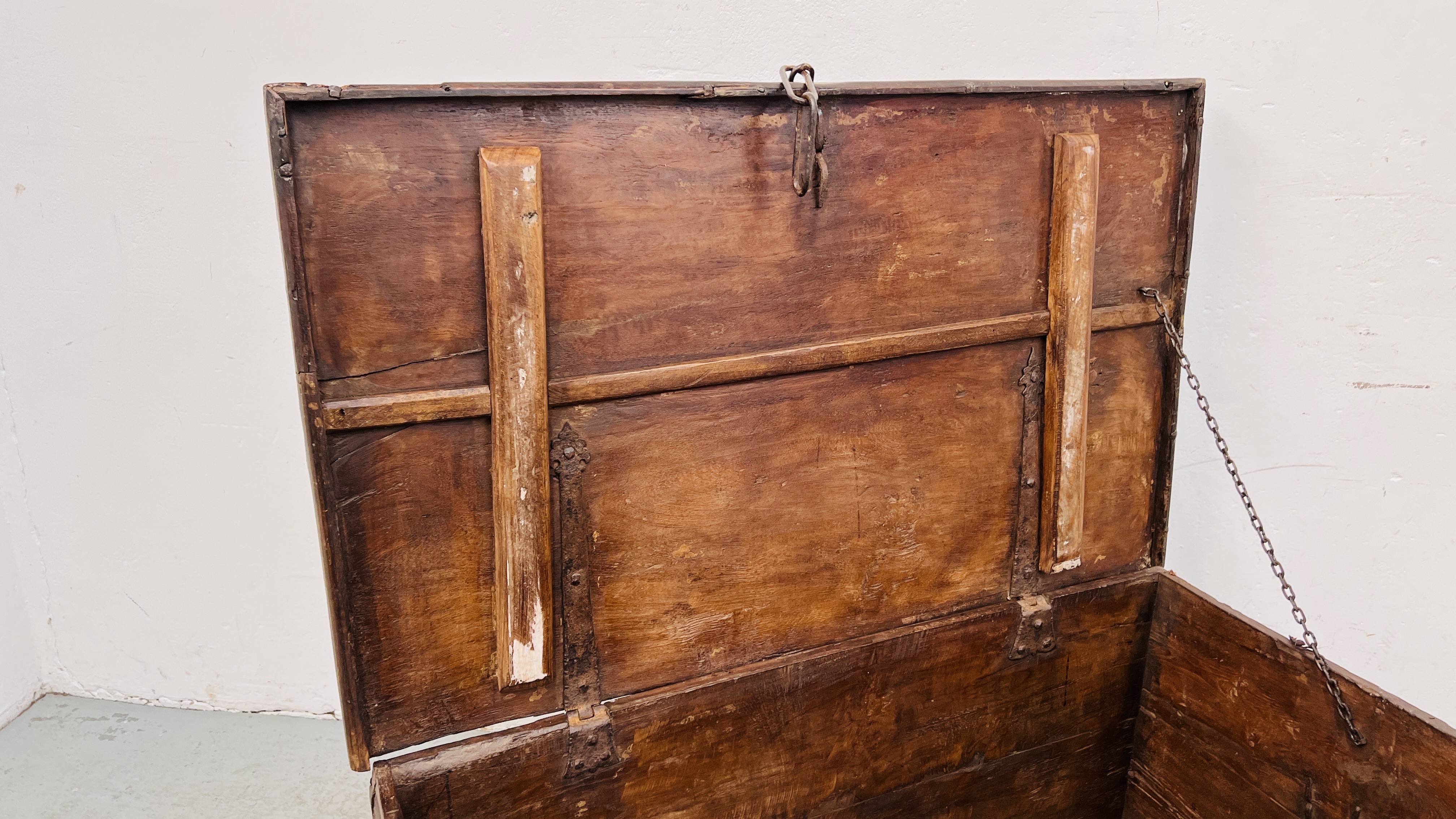 A HEAVY ANTIQUE OAK TRUNK WITH METAL BANDING WIDTH 102CM. DEPTH 61CM. HEIGHT 49CM. - Image 13 of 17