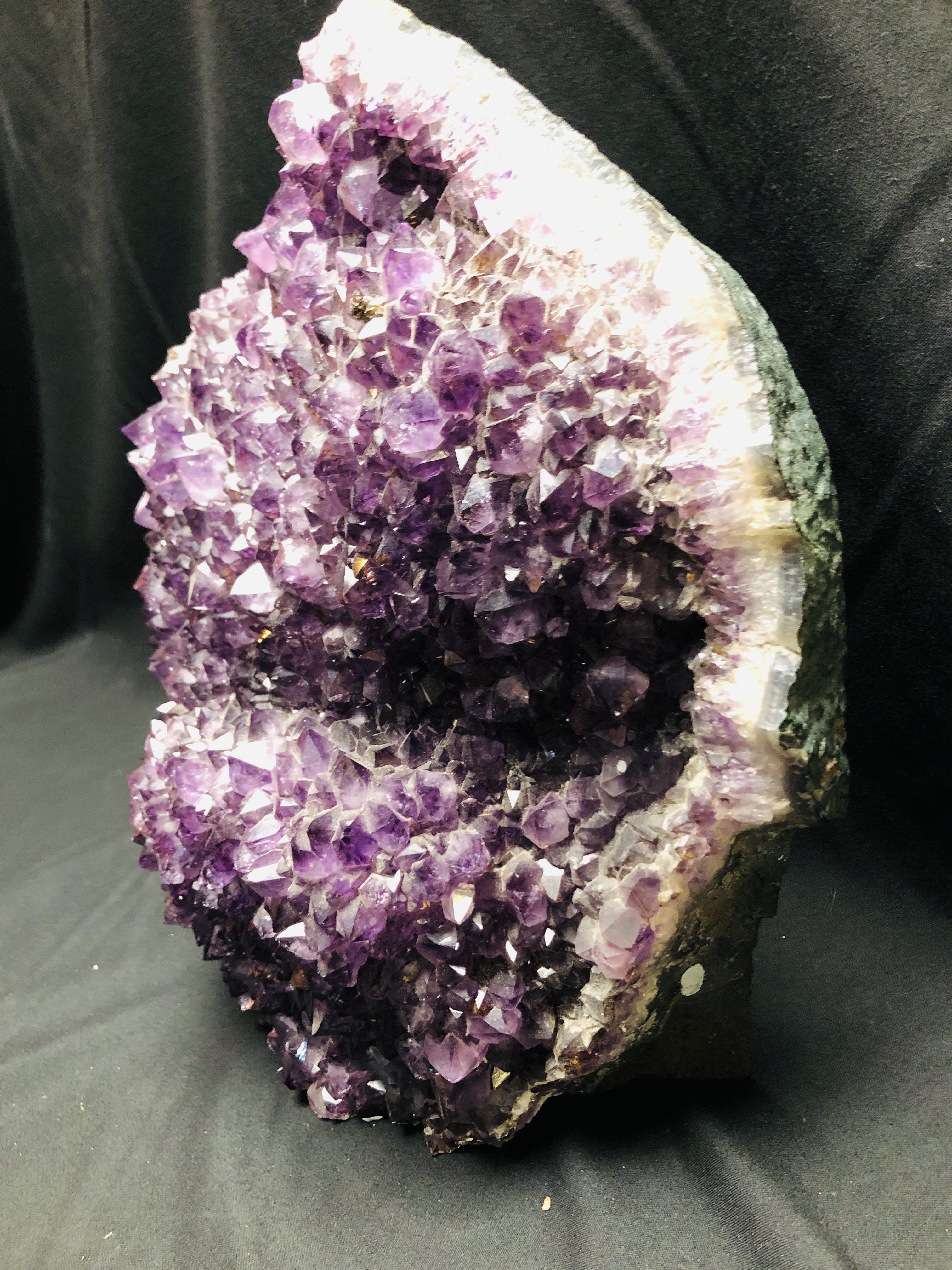 AN IMPRESSIVE LARGE AMETHYST QUARTZ CRYSTAL CLUSTER, H 36CM X W 30CM X D 16CM. - Image 4 of 4