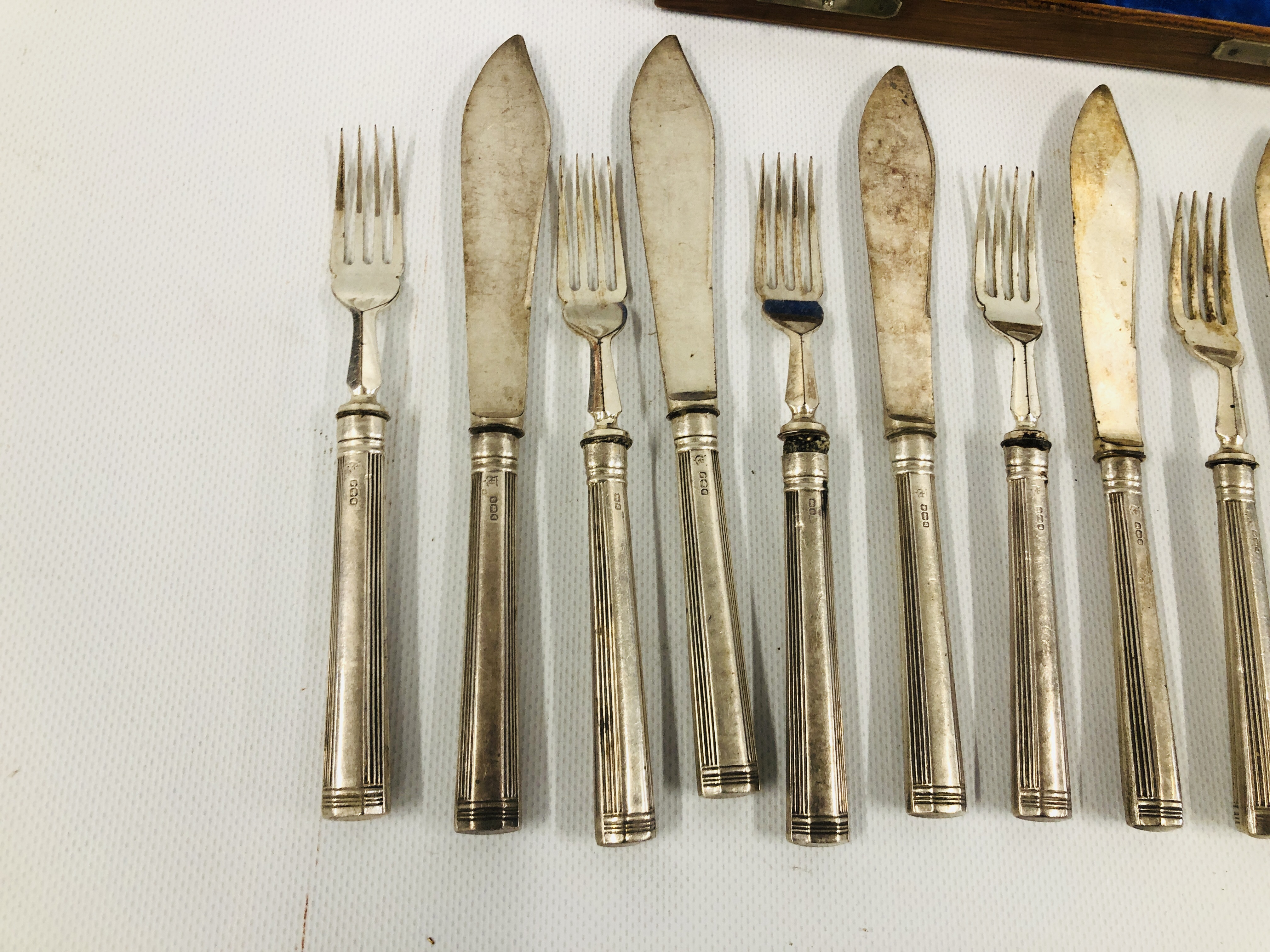 A VINTAGE MAHOGANY CASED SET OF 12 SILVER HANDLED FISH CUTLERY OF REEDED DESIGN ALONG WITH A - Image 2 of 8