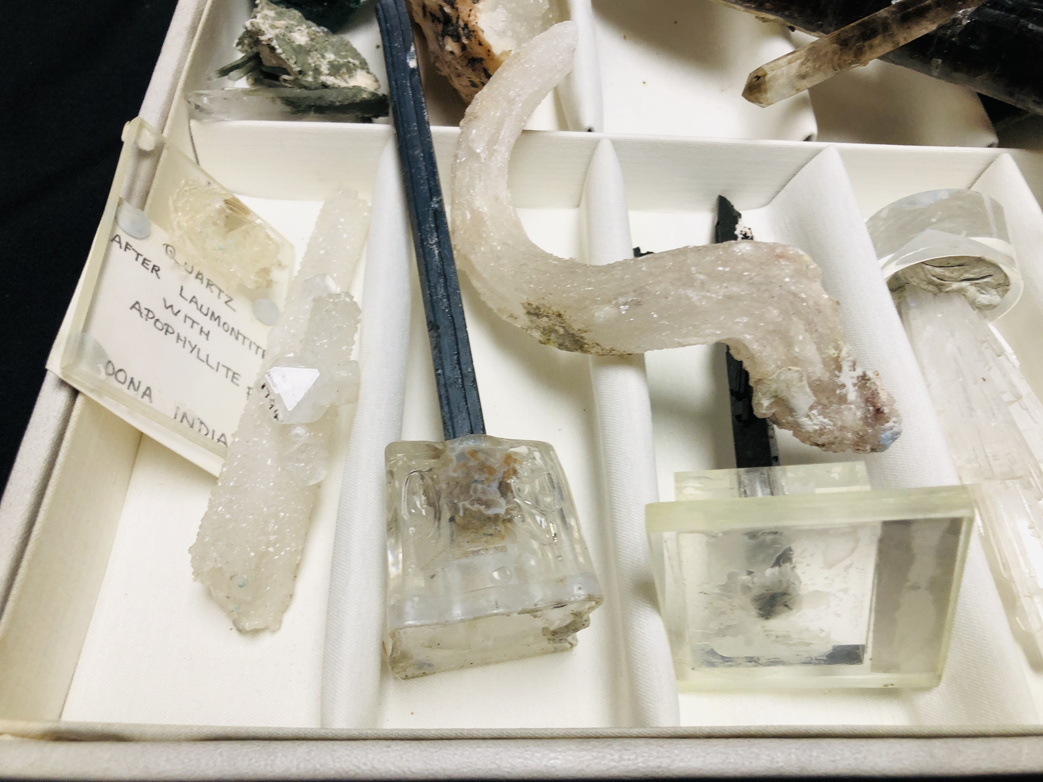 A COLLECTION OF APPROX 11 CRYSTAL AND MINERAL ROCK EXAMPLES TO INCLUDE QUARTZ, LAPIS, AEGIRINE ETC. - Image 3 of 5