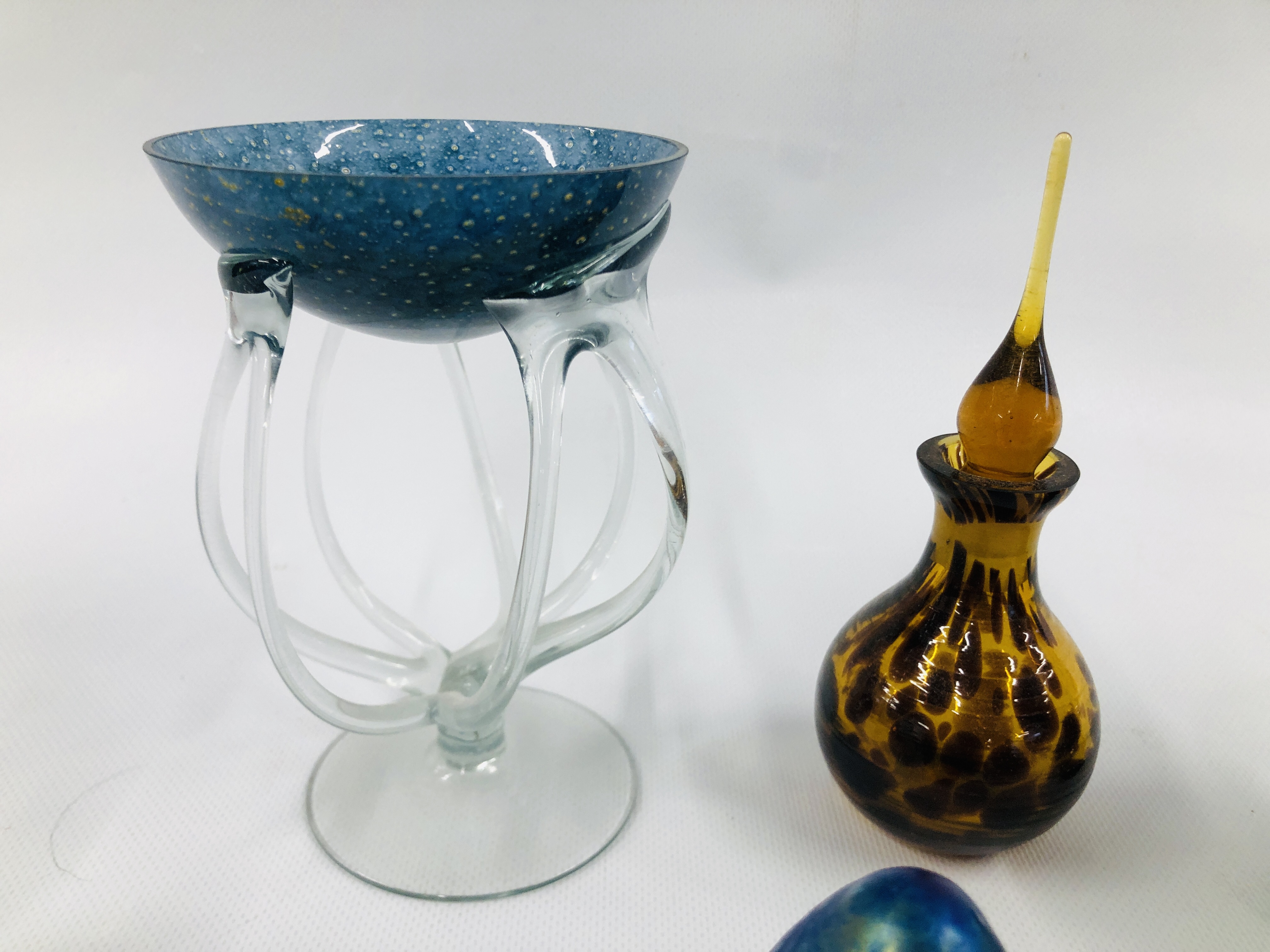 A COLLECTION OF ASSORTED ART GLASS PAPERWEIGHTS, VASES, ETC. - Image 5 of 7