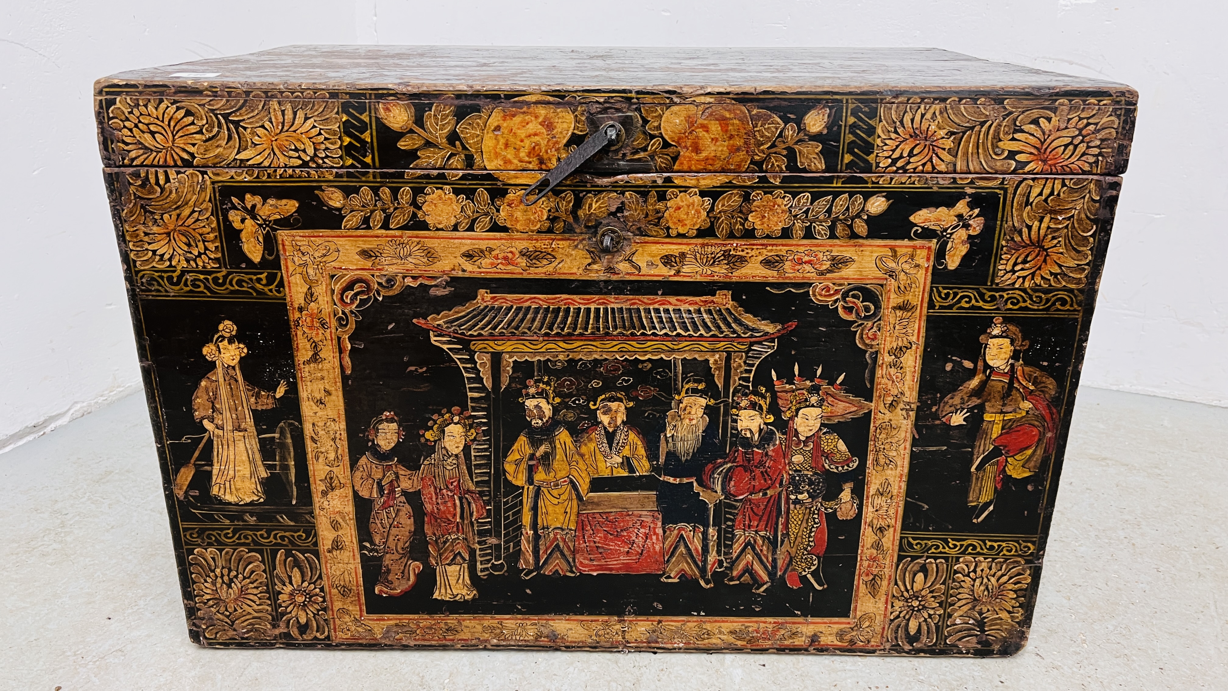 AN ANTIQUE JAPANESE CAMPHOR WOOD THEATRICAL COSTUME TRUNK THE FRONT PANEL DECORATED WITH FIGURES - Image 3 of 10