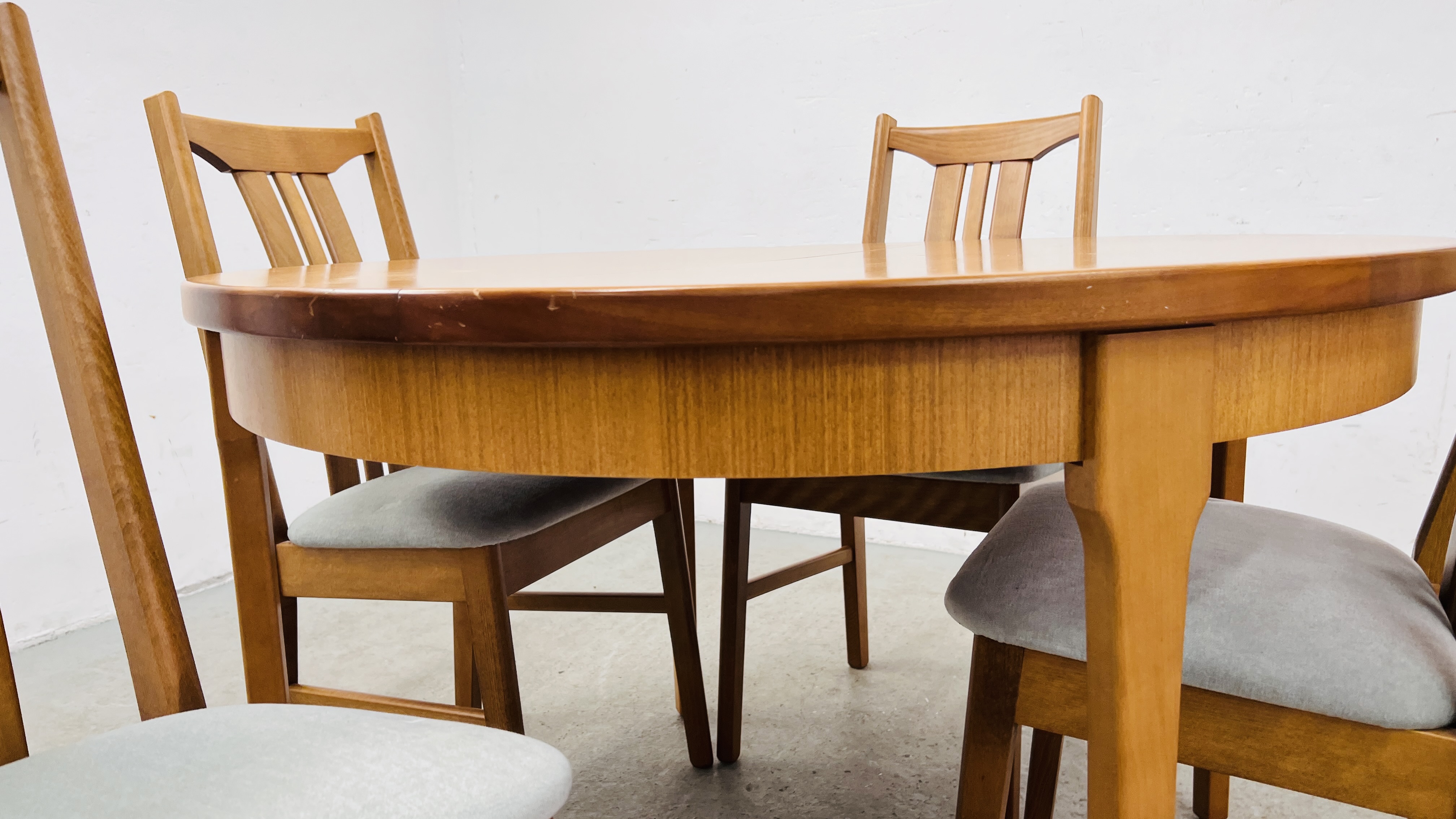MODERN DINING SET COMPRISING FOUR BEECHWOOD CHAIRS AND EXTENDING CIRCULAR DINING TABLE. - Image 12 of 12
