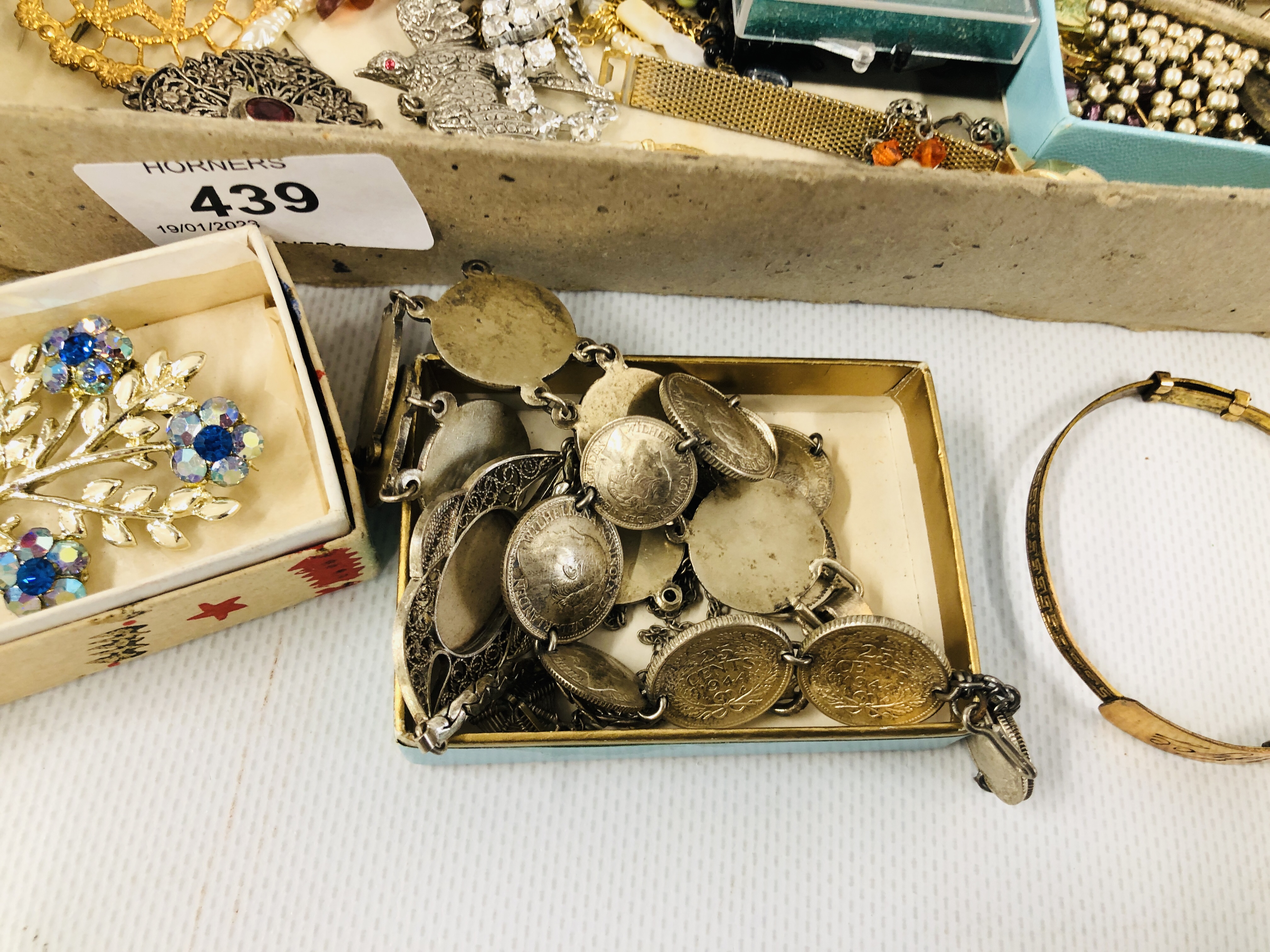 TRAY OF ASSORTED MODERN AND VINTAGE JEWELLERY TO INCLUDE SILVER BROOCH, COIN BRACELET. - Image 2 of 8