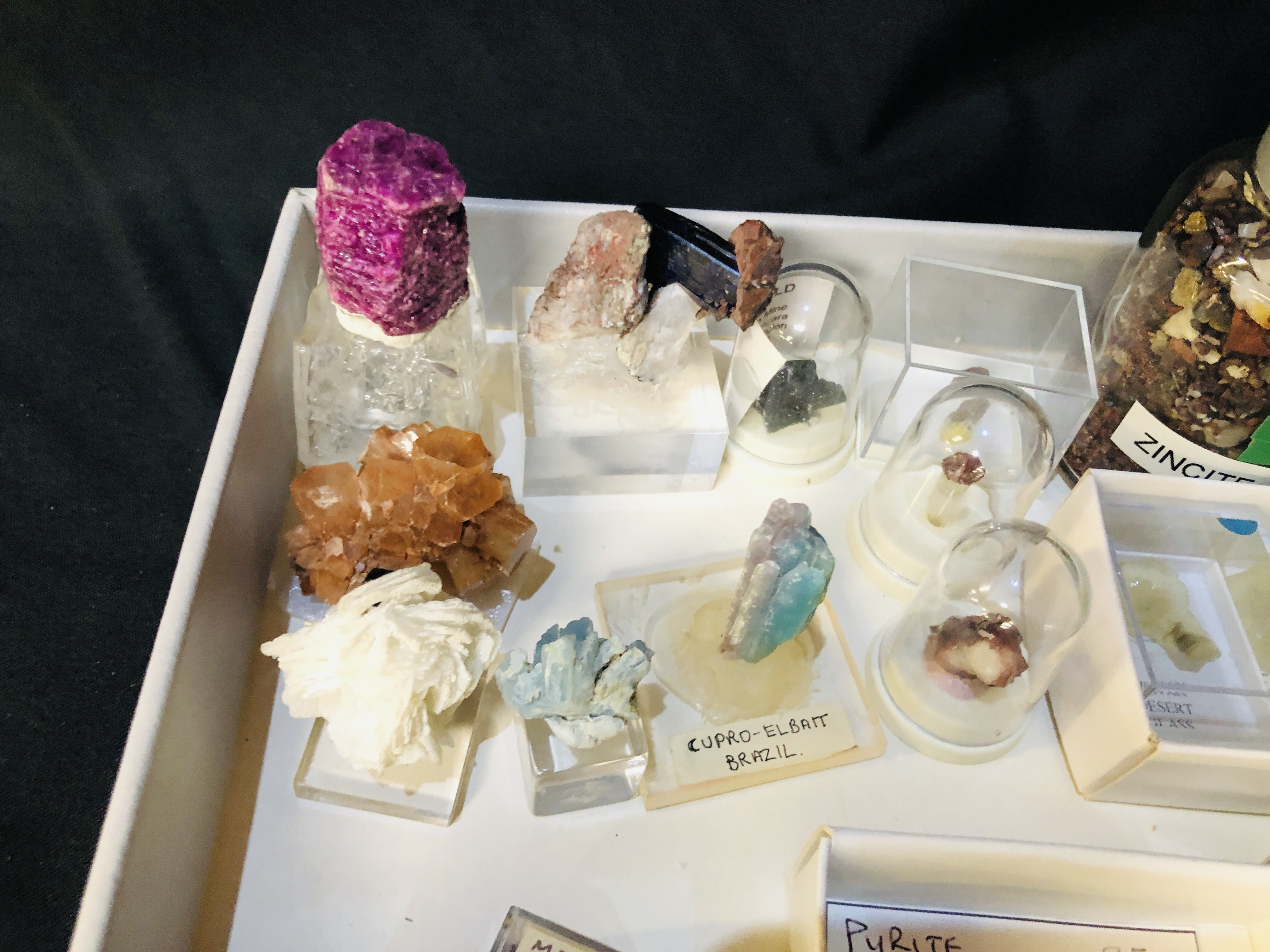 A COLLECTION OF APPROX 26 CRYSTAL AND MINERAL ROCK EXAMPLES TO INCLUDE TOPAZ, CUPRO-ELBAIT, - Image 5 of 5