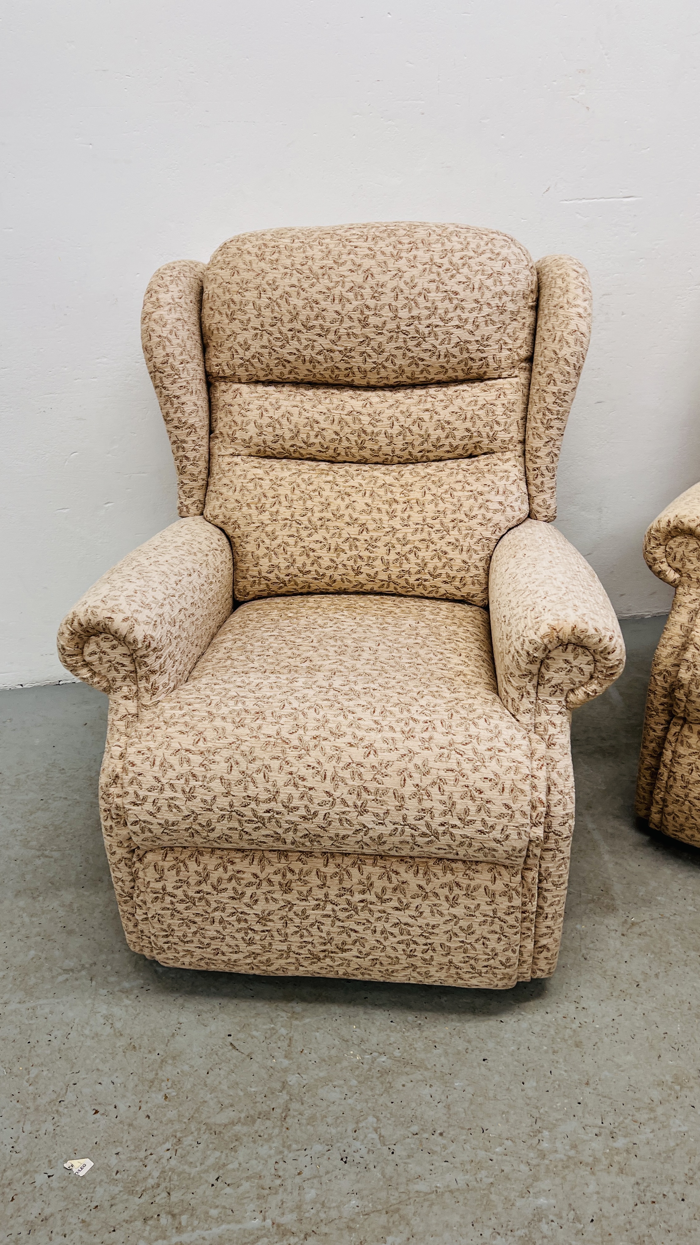 A MODERN CREAM PATTERN EASY CHAIR ALONG WITH A MATCHING TWIN RECLINER THREE SEATER SOFA. - Image 4 of 15