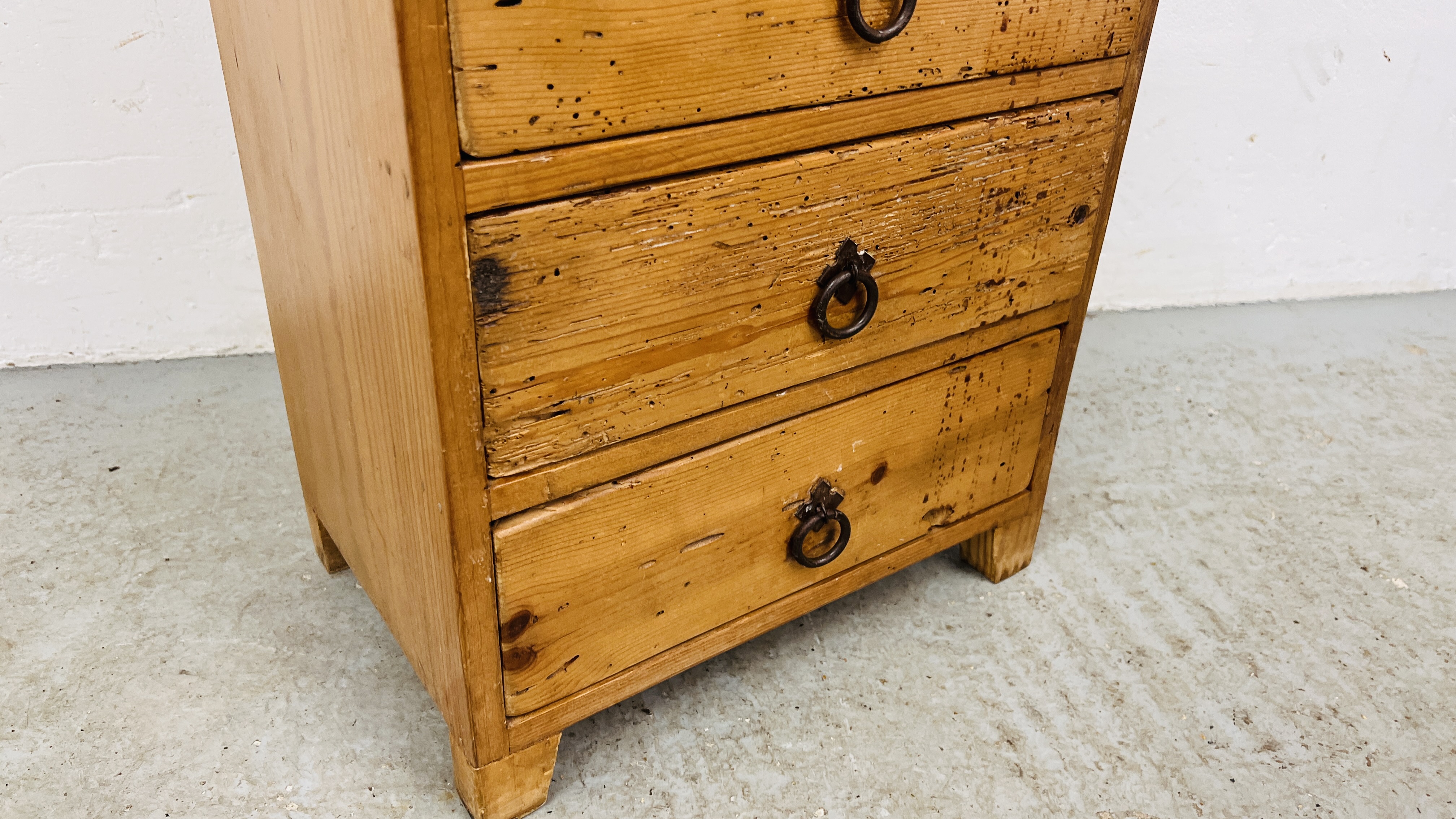 A RUSTIC PINE TWO OVER THREE DRAWER LOW CHEST HEIGHT 64CM. WIDTH 46CM. DEPTH 31CM. - Image 4 of 8