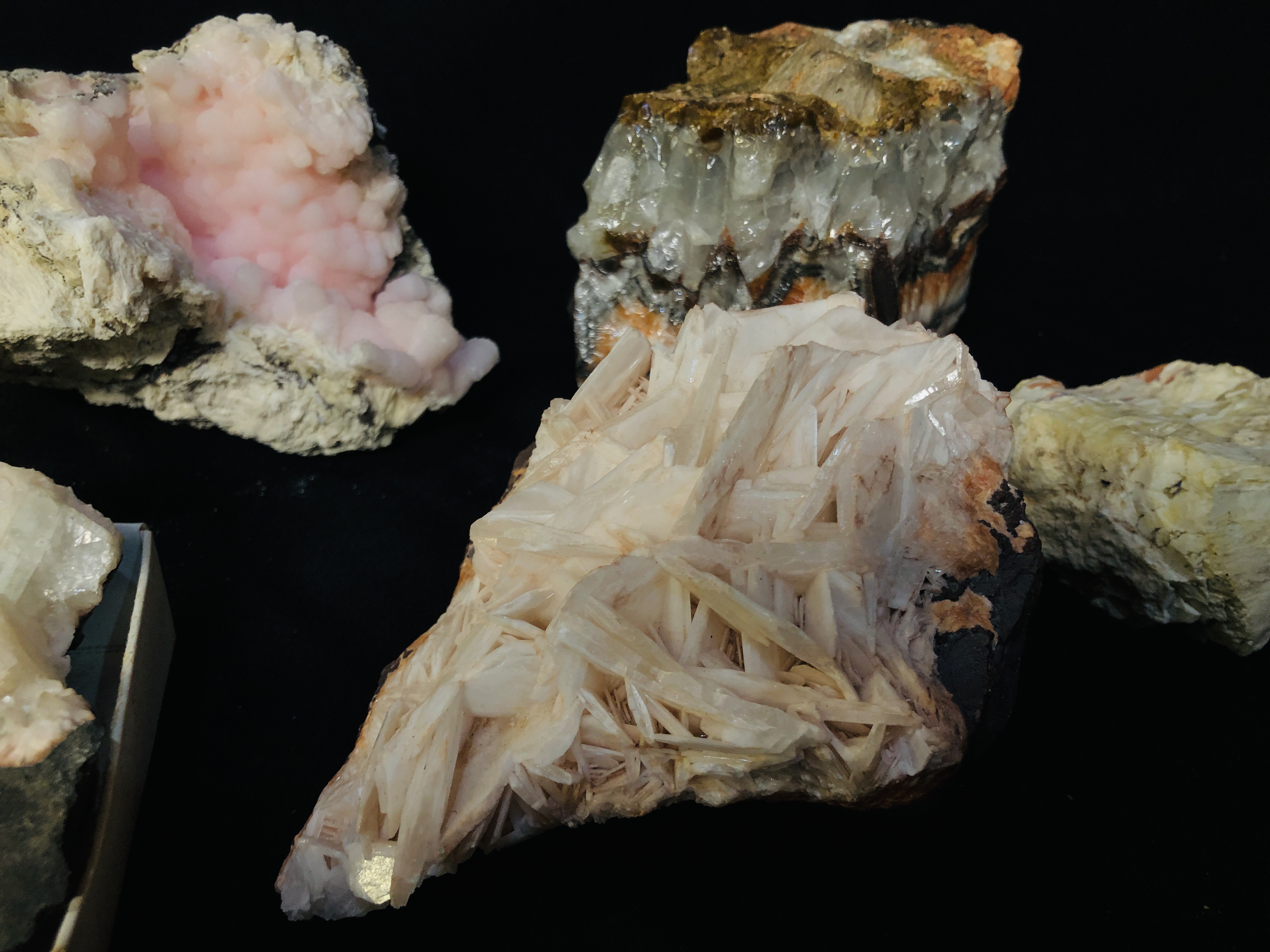 A COLLECTION OF APPROX 5 CRYSTAL AND MINERAL ROCK EXAMPLES TO INCLUDE APOPHYLITE ON STILBITE ETC. - Image 6 of 6