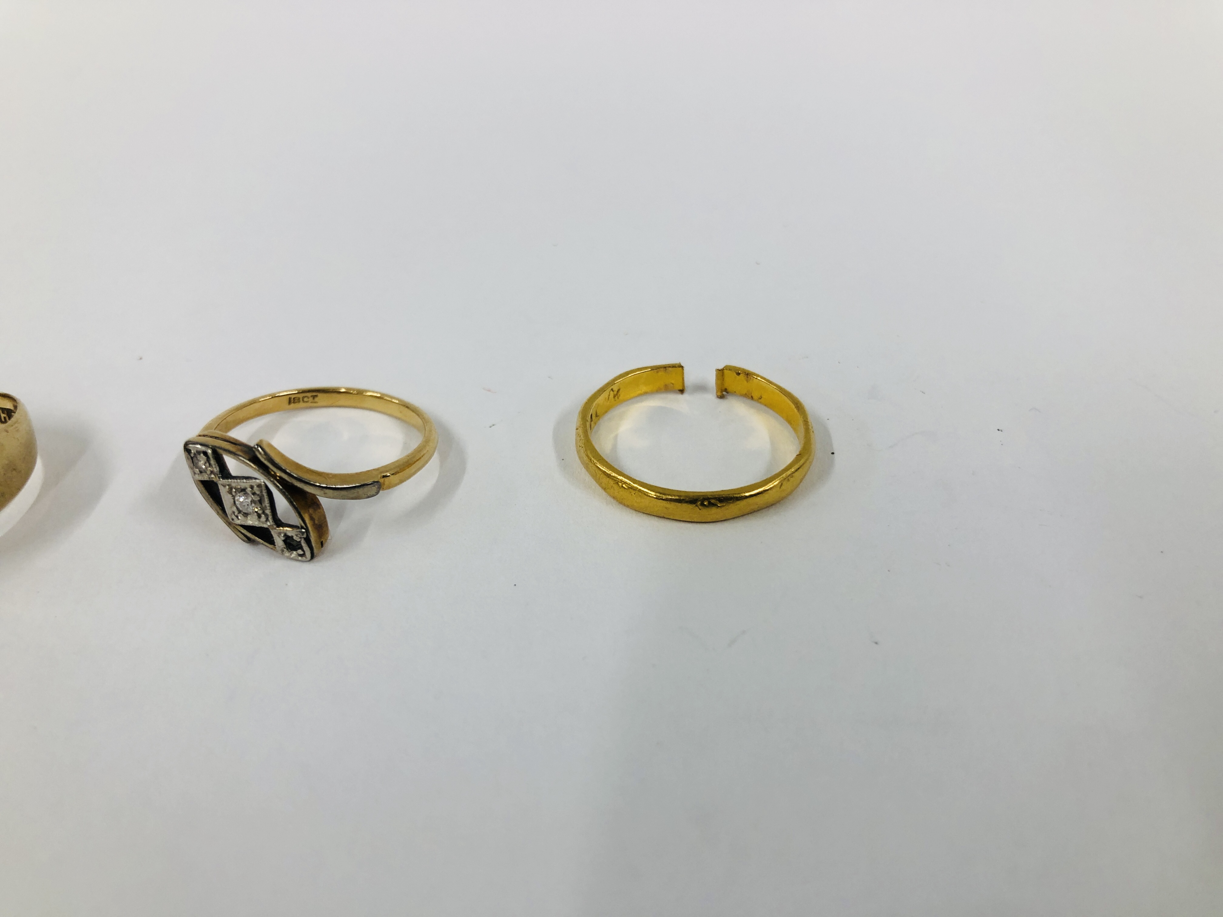 AN 18CT. GOLD THREE STONE DIAMOND TWIST RING (ONE STONE MISSING) ALONG WITH A 22CT. - Image 4 of 8