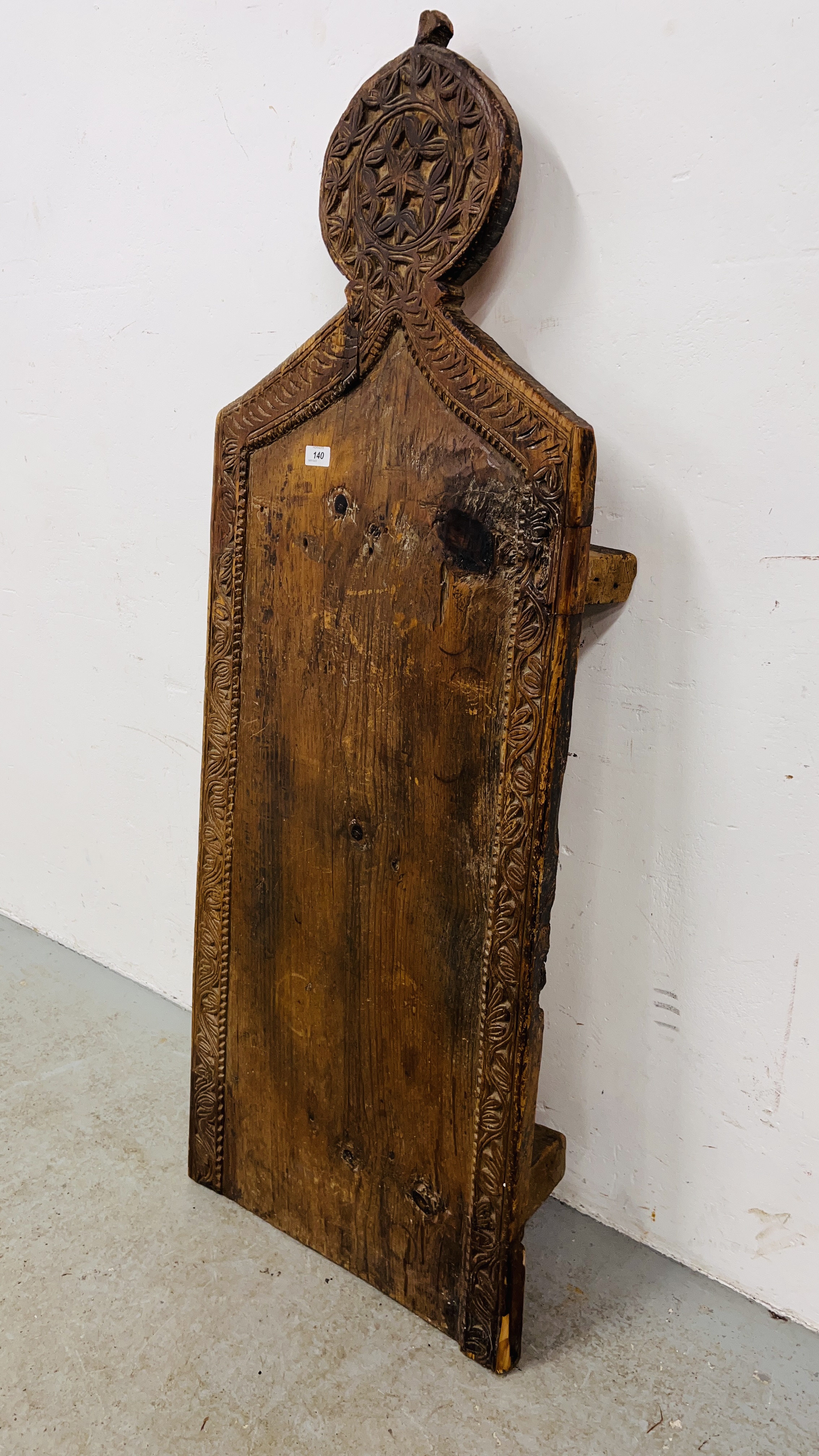 AN ANTIQUE PINE ISLAMIC PRAYER BOARD WITH CARVED DETAIL LENGTH 146CM. WIDTH 52CM. - Image 4 of 9