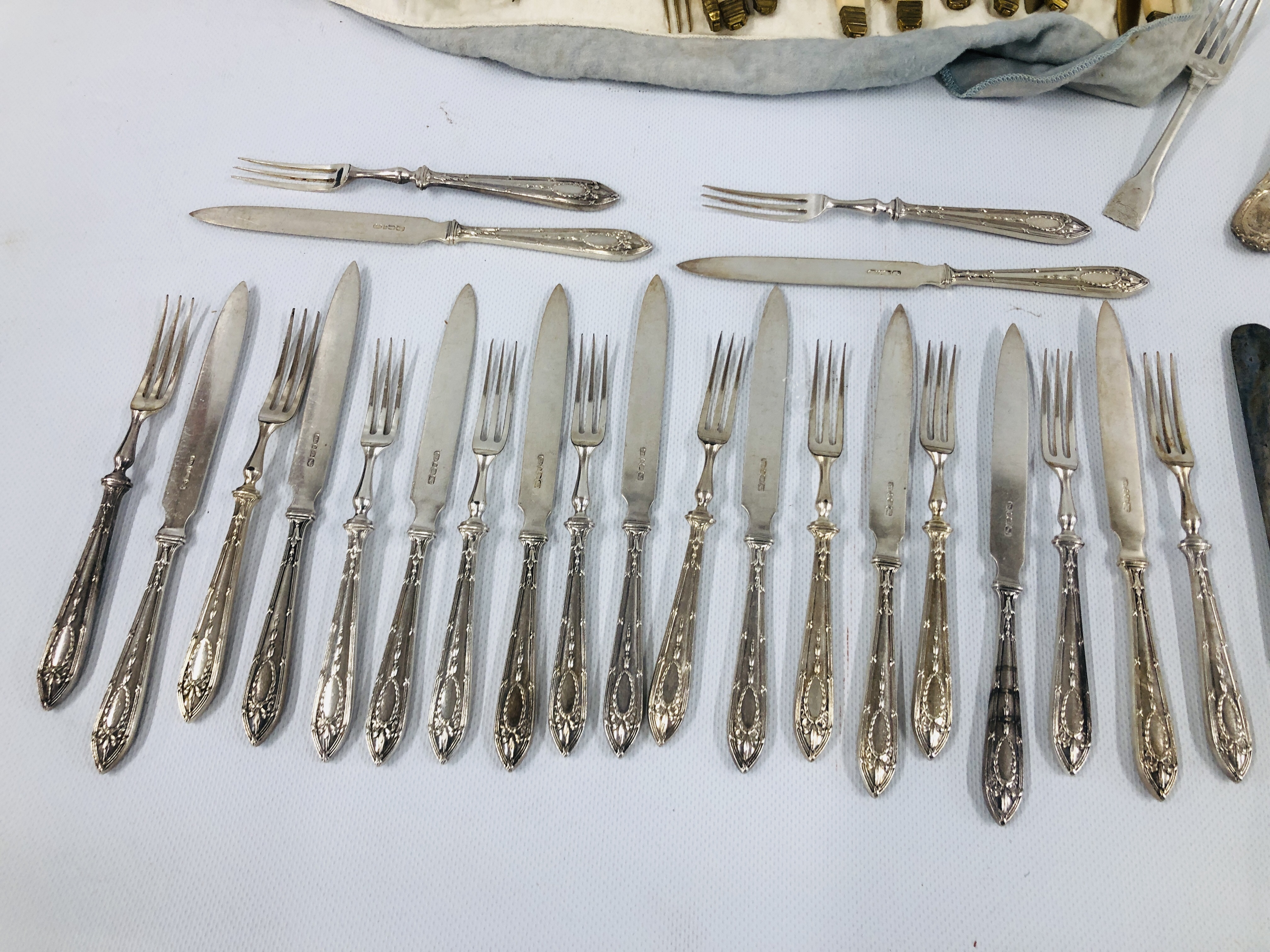 A GROUP OF GOOD QUALITY LOOSE PLATED CUTLERY TO INCLUDE SIX SPOONS AND FOUR FORKS MARKED TIFFANY & - Image 5 of 8