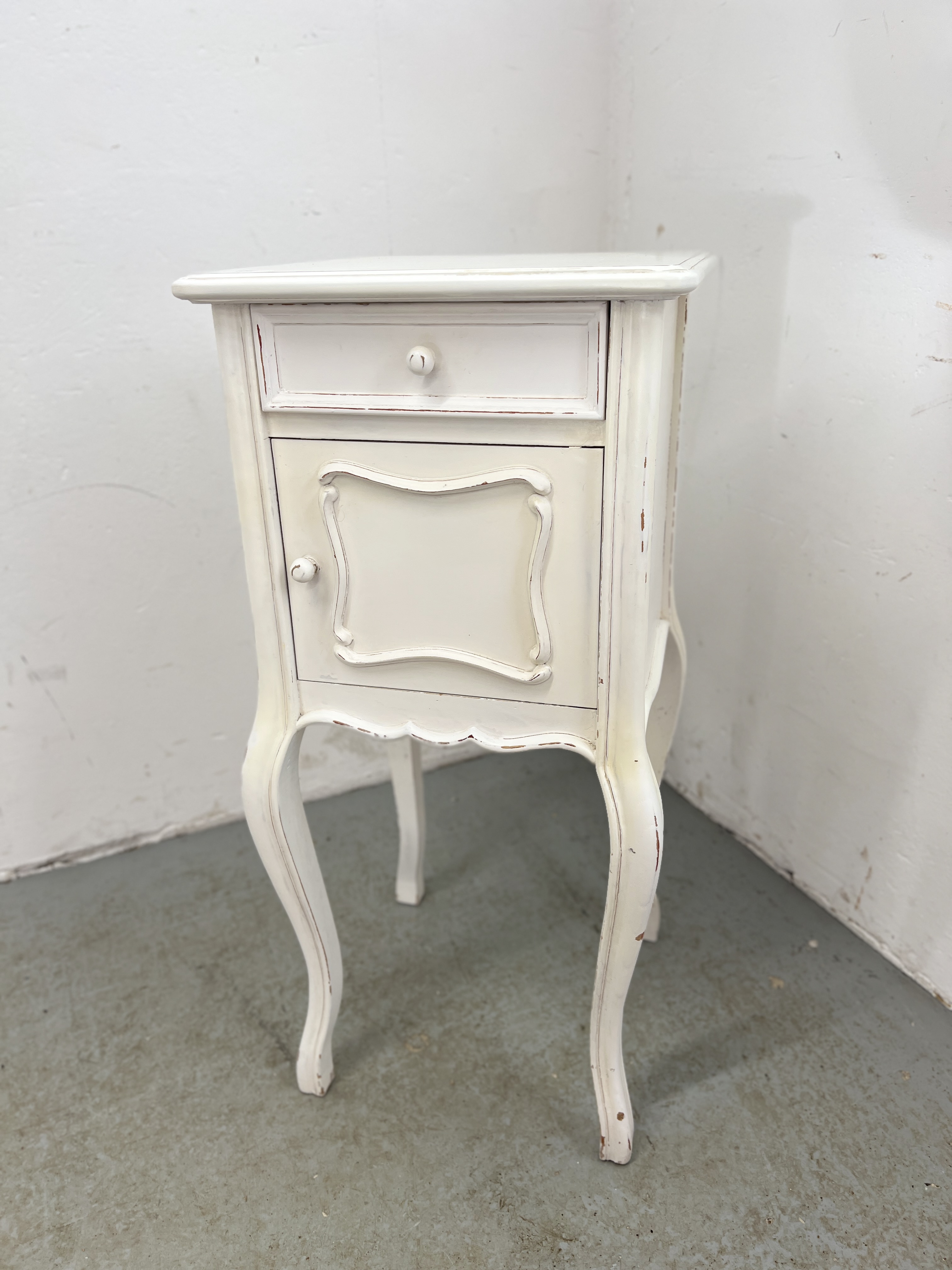 SHABBY CHIC SINGLE DRAWER, SINGLE DOOR CUPBOARD ON FOUR SHAPED LEGS HEIGHT 86CM. WIDTH 41CM.