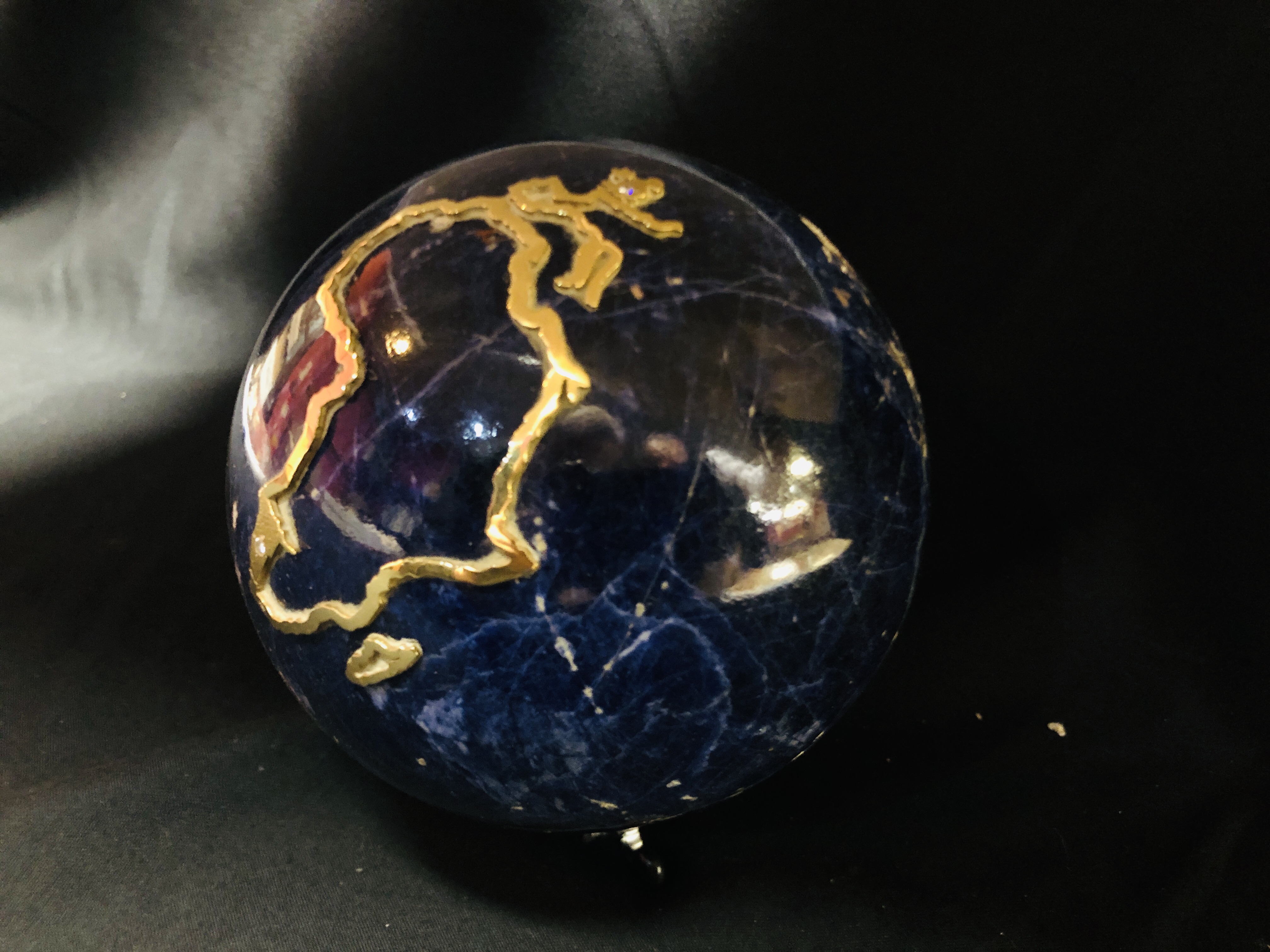 A LARGE LAPIS LAZULI SPHERE DEPICTING AN APPLIED COUNTRY OUTLINED IN 18CT GOLD SET WITH TWO - Image 9 of 11