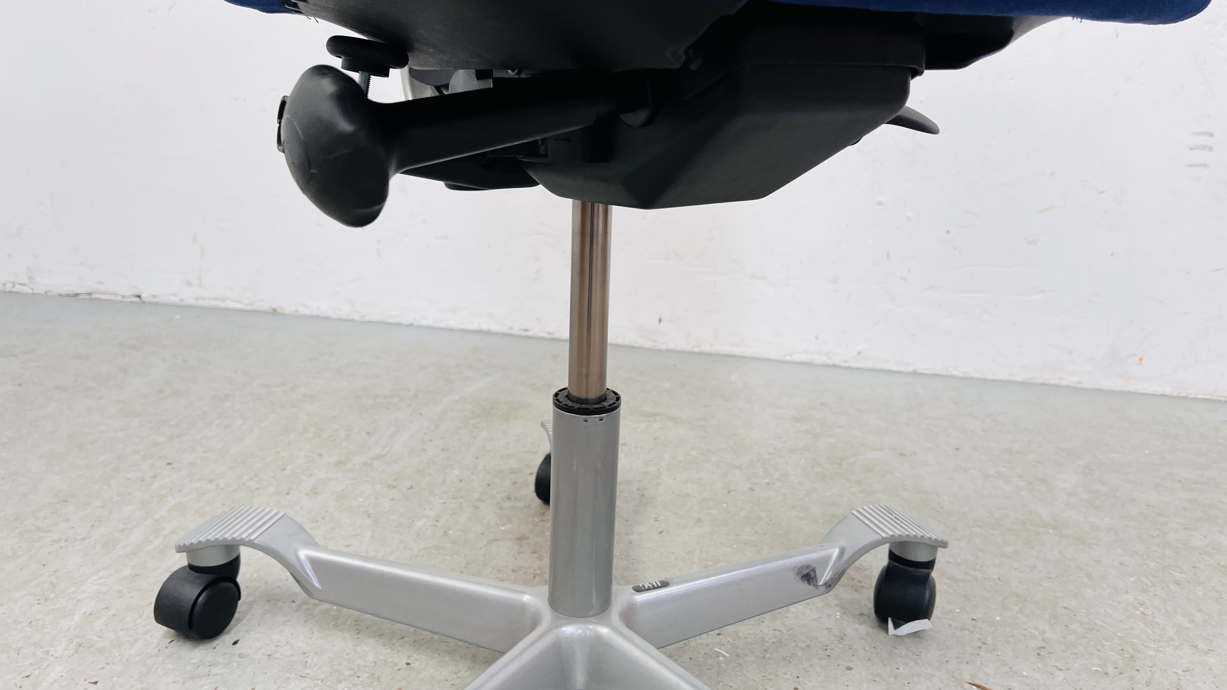 MODERN "HAG" ADJUSTABLE OFFICE CHAIR - Image 3 of 9