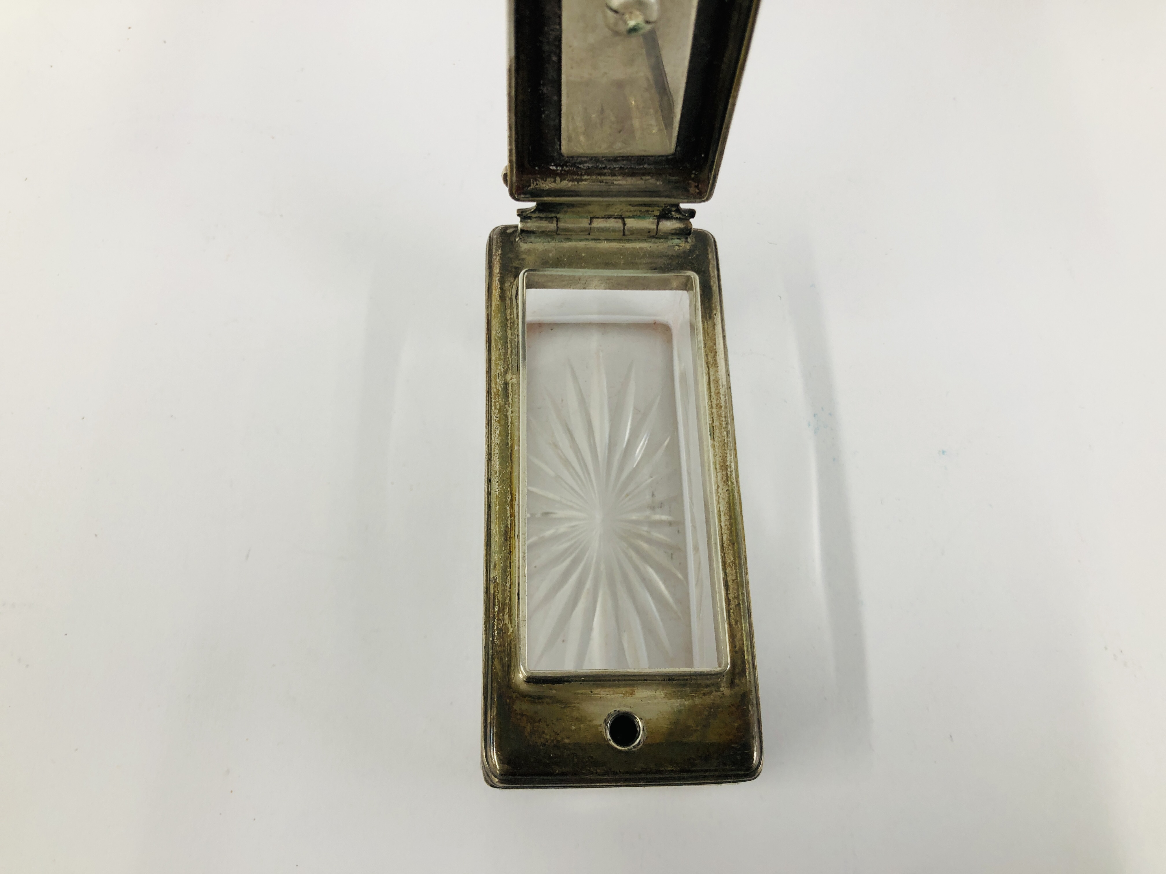 AN ANTIQUE SILVER MOUNTED TRAVELLING GLASS INKWELL, LONDON ASSAY LENGTH 8.5CM. WIDTH 3.8CM. - Image 9 of 9