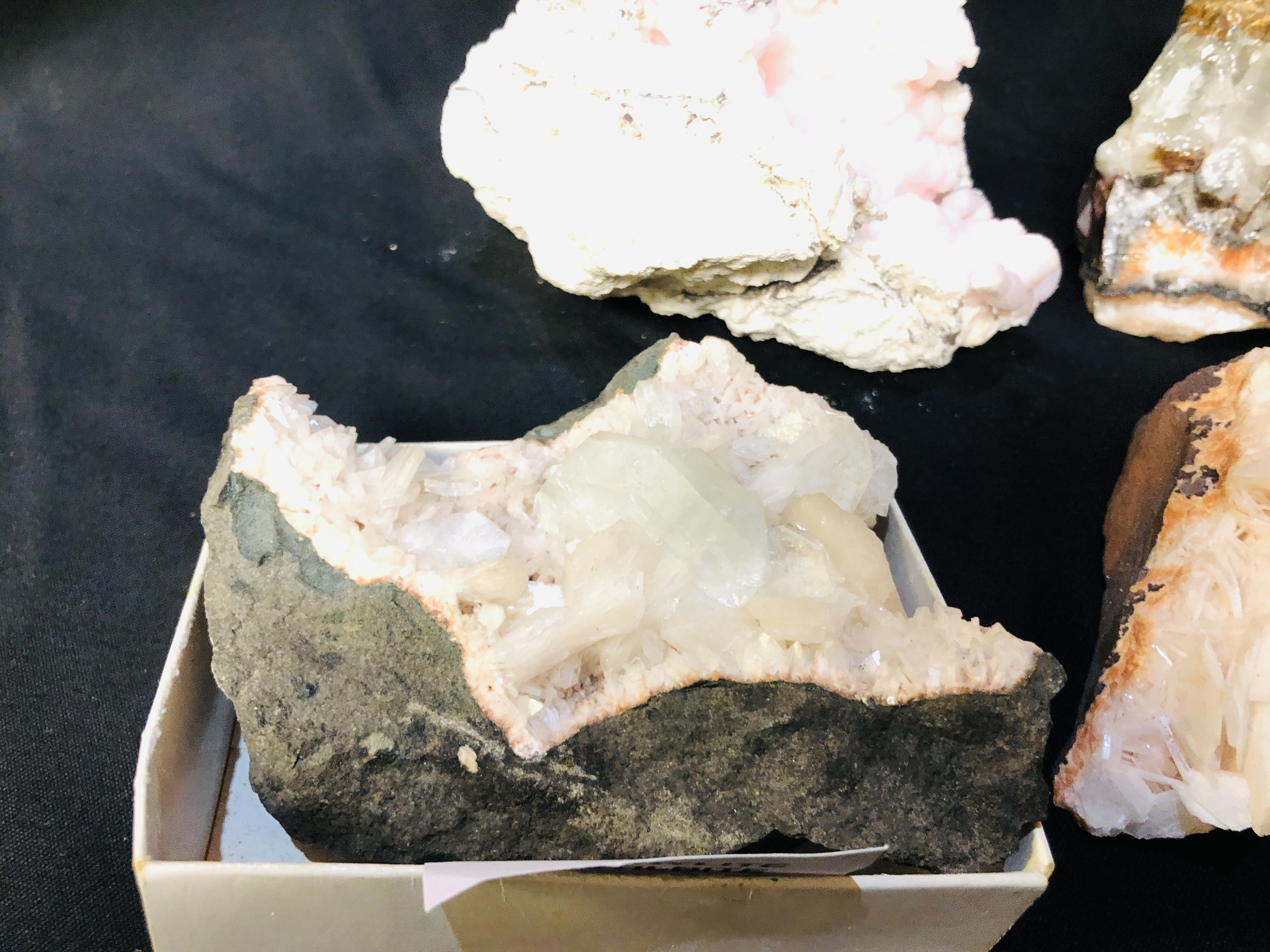 A COLLECTION OF APPROX 5 CRYSTAL AND MINERAL ROCK EXAMPLES TO INCLUDE APOPHYLITE ON STILBITE ETC. - Image 5 of 6