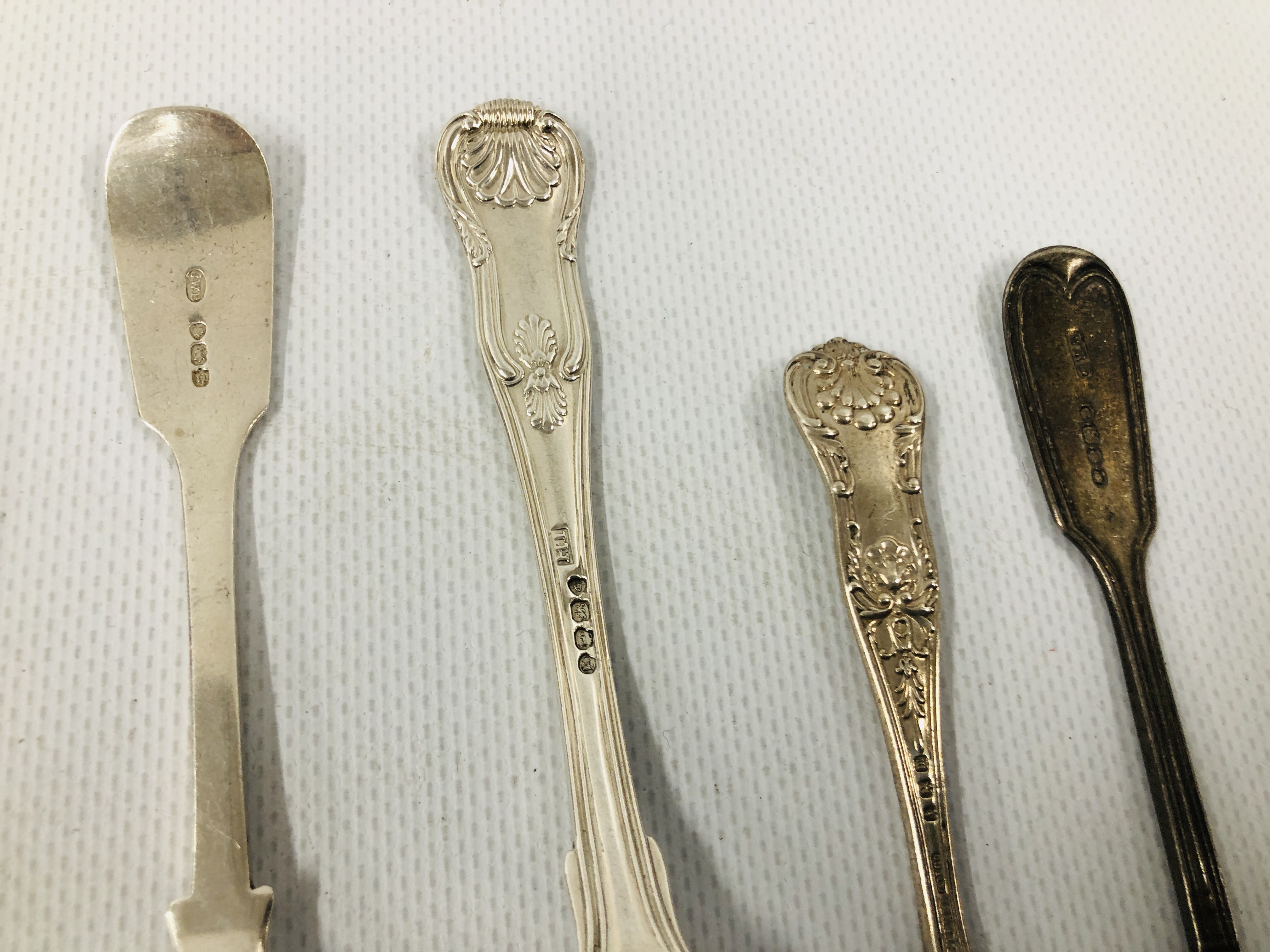 A GROUP OF 9 VARIOUS SILVER TEA SPOONS C19TH AND C20TH VARIOUS MAKERS AND ASSAYS ALONG WITH 5 WHITE - Image 11 of 13