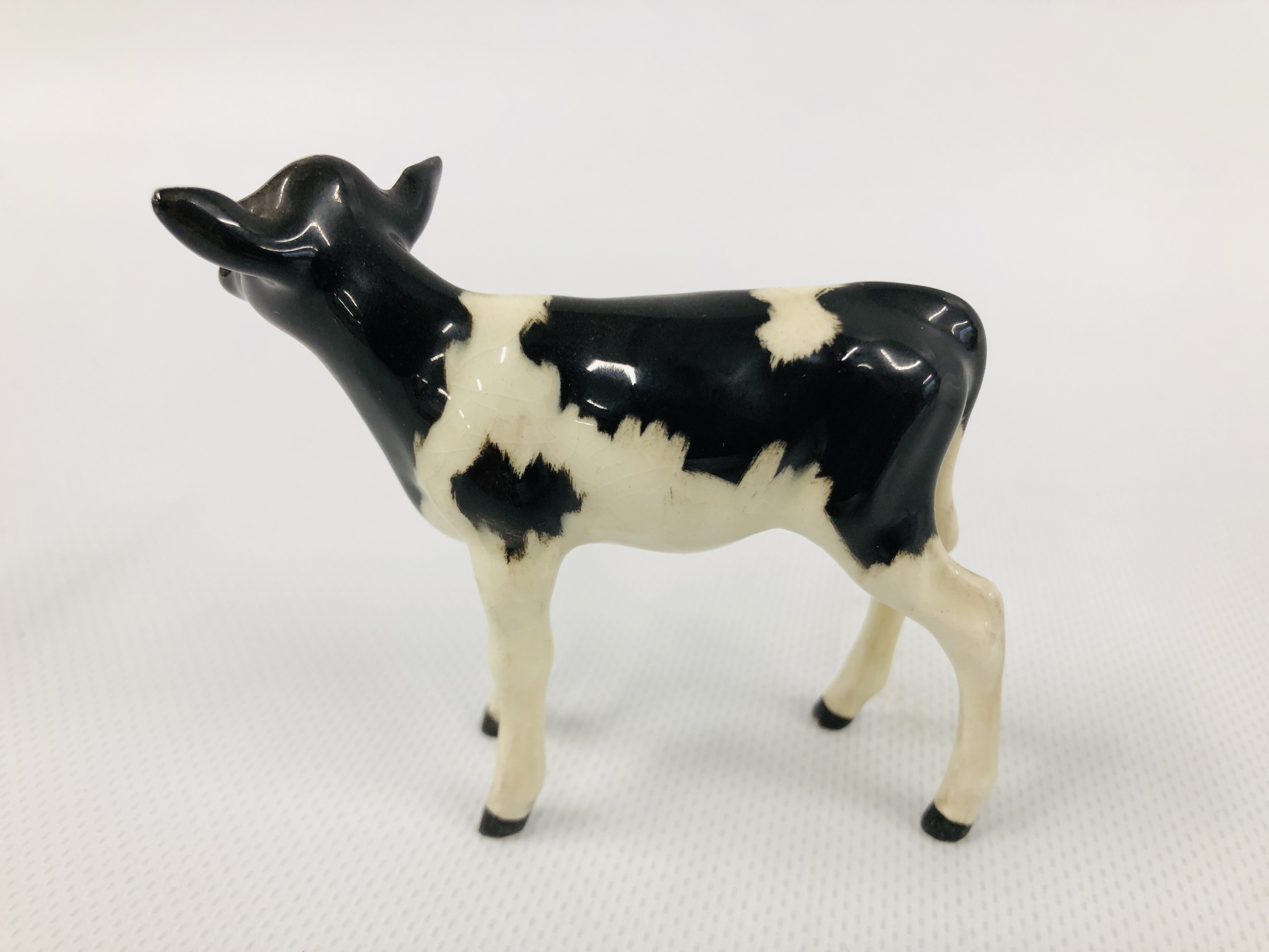 BESWICK COW CH ICKHAM BESSIE 198 (HORN A/F) ALONG WITH A BLACK AND WHITE BESWICK CALF - Image 9 of 10