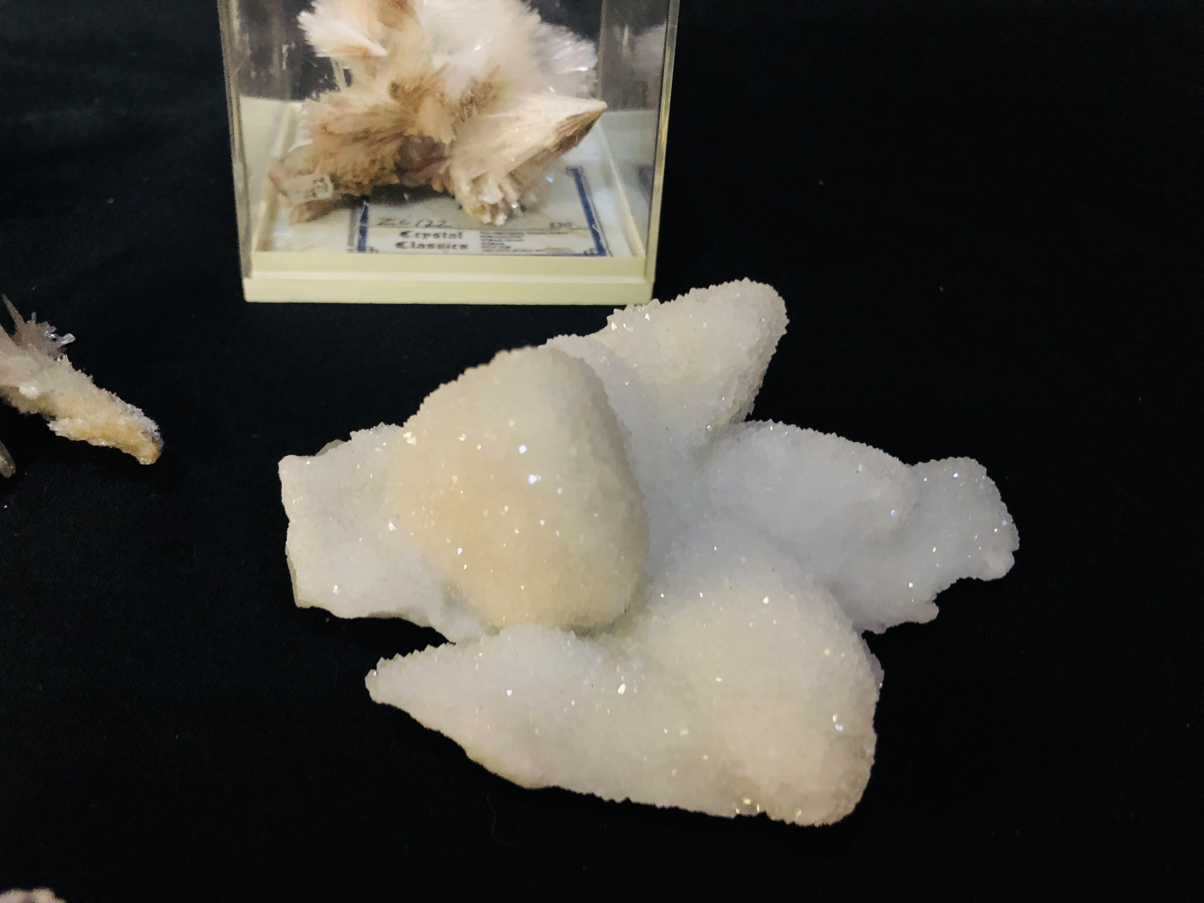 A COLLECTION OF APPROX 5 CRYSTAL, MINERAL AND ROCK EXAMPLES TO INCLUDE QUARTZ NATROLITE ETC. - Image 3 of 5