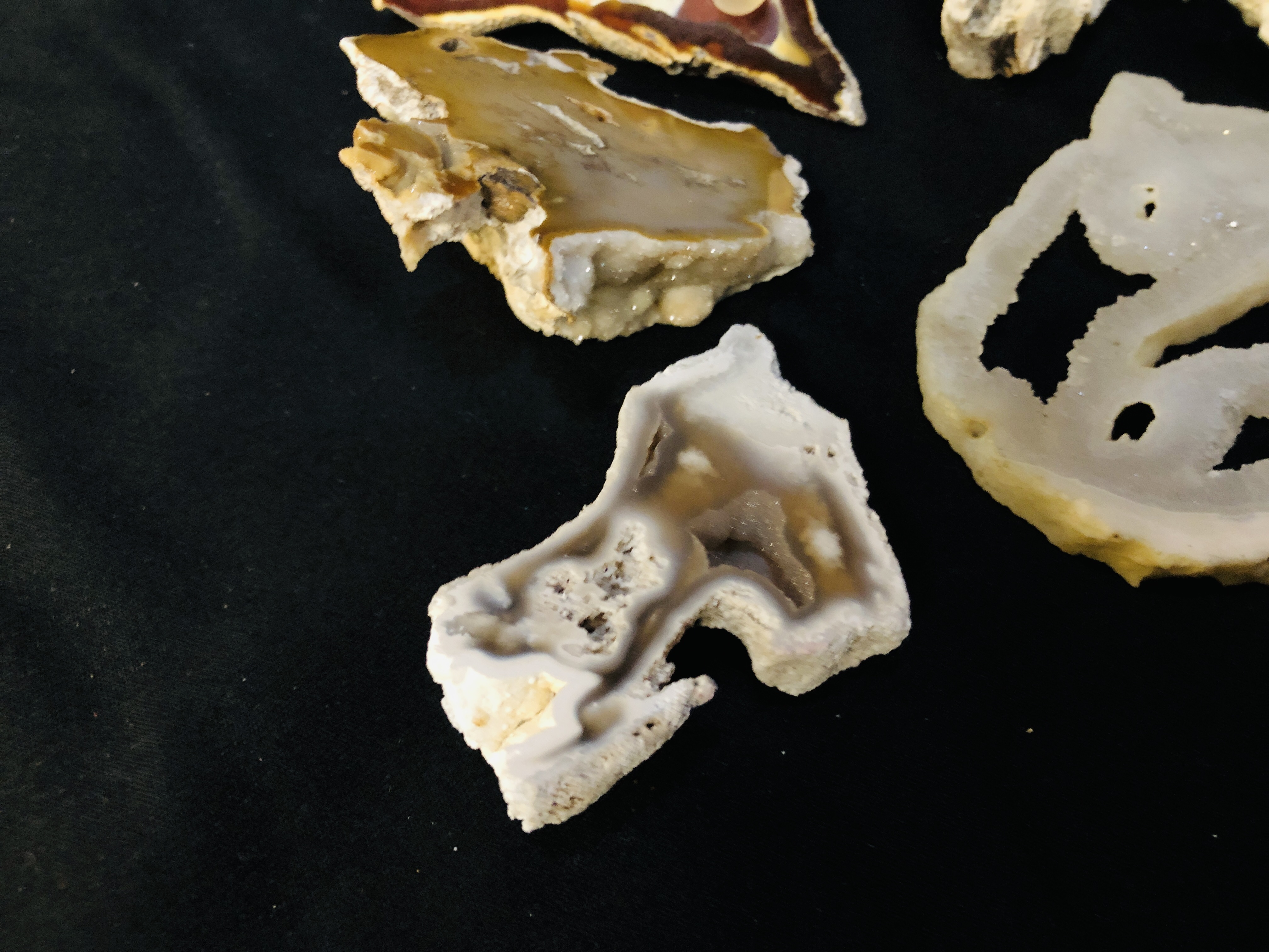 A COLLECTION OF APPROX 8 CRYSTAL AND MINERAL ROCK EXAMPLES TO INCLUDE AGATE ETC. - Image 2 of 5