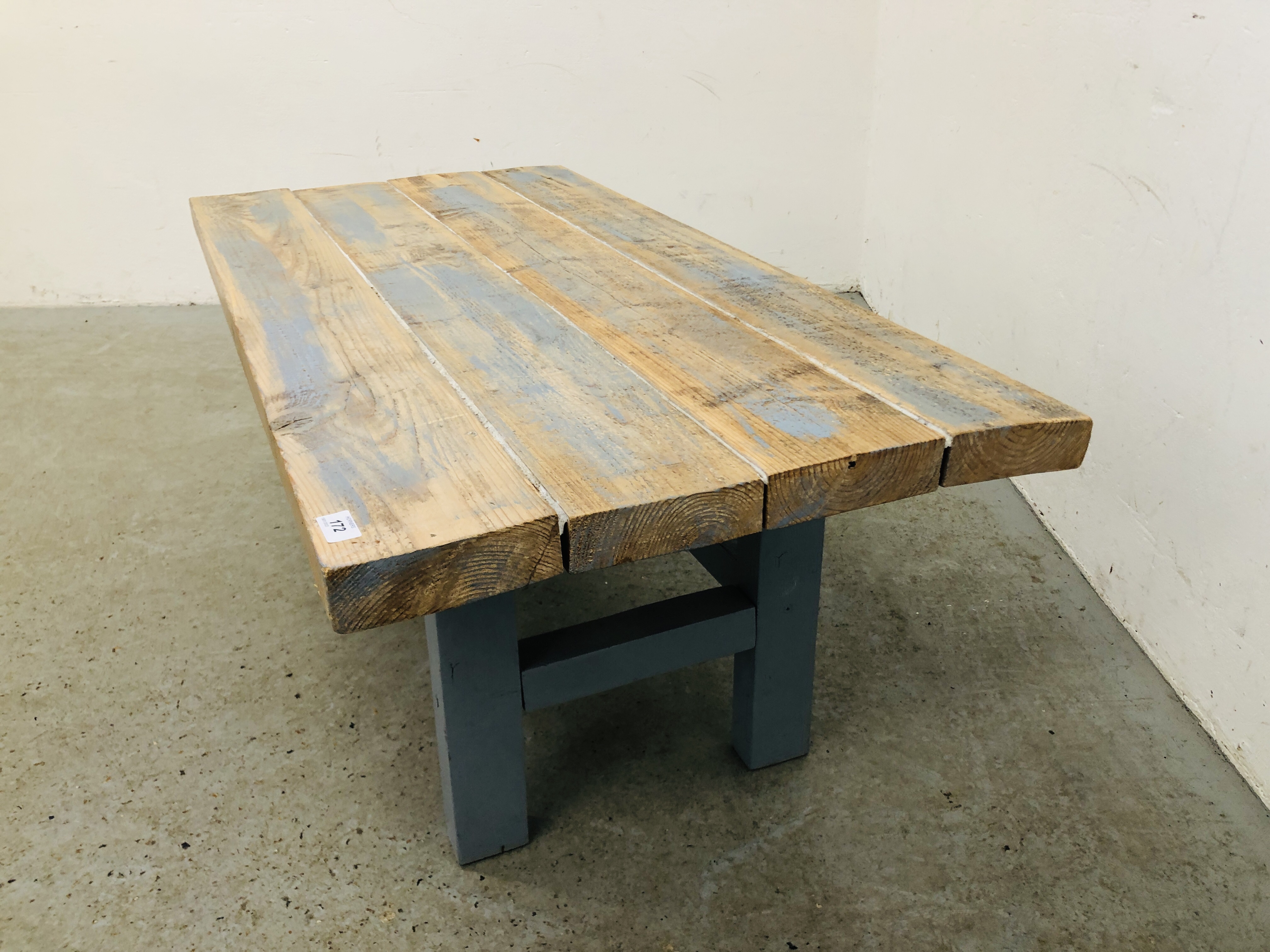 A HARDWOOD RECLAIMED PINE TOP COFFEE TABLE IN SHABBY CHIC FINISH - Image 4 of 4