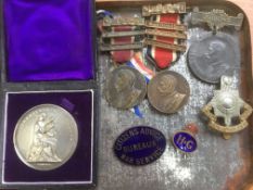 TIN OF VARIOUS BADGES ETC, BLUE ENAMELLED 'CITIZENS ADVICE BUREAUX WAR SERVICE' BY TDYE AND Co.