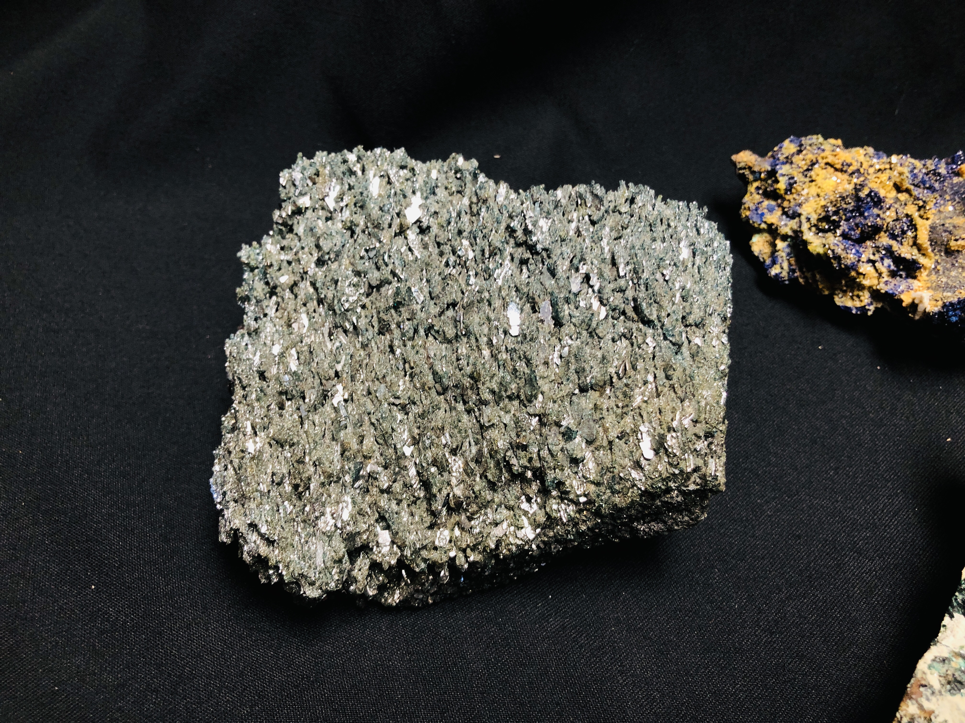 A COLLECTION OF APPROX 5 CRYSTAL AND MINERAL ROCK EXAMPLES. - Image 6 of 6