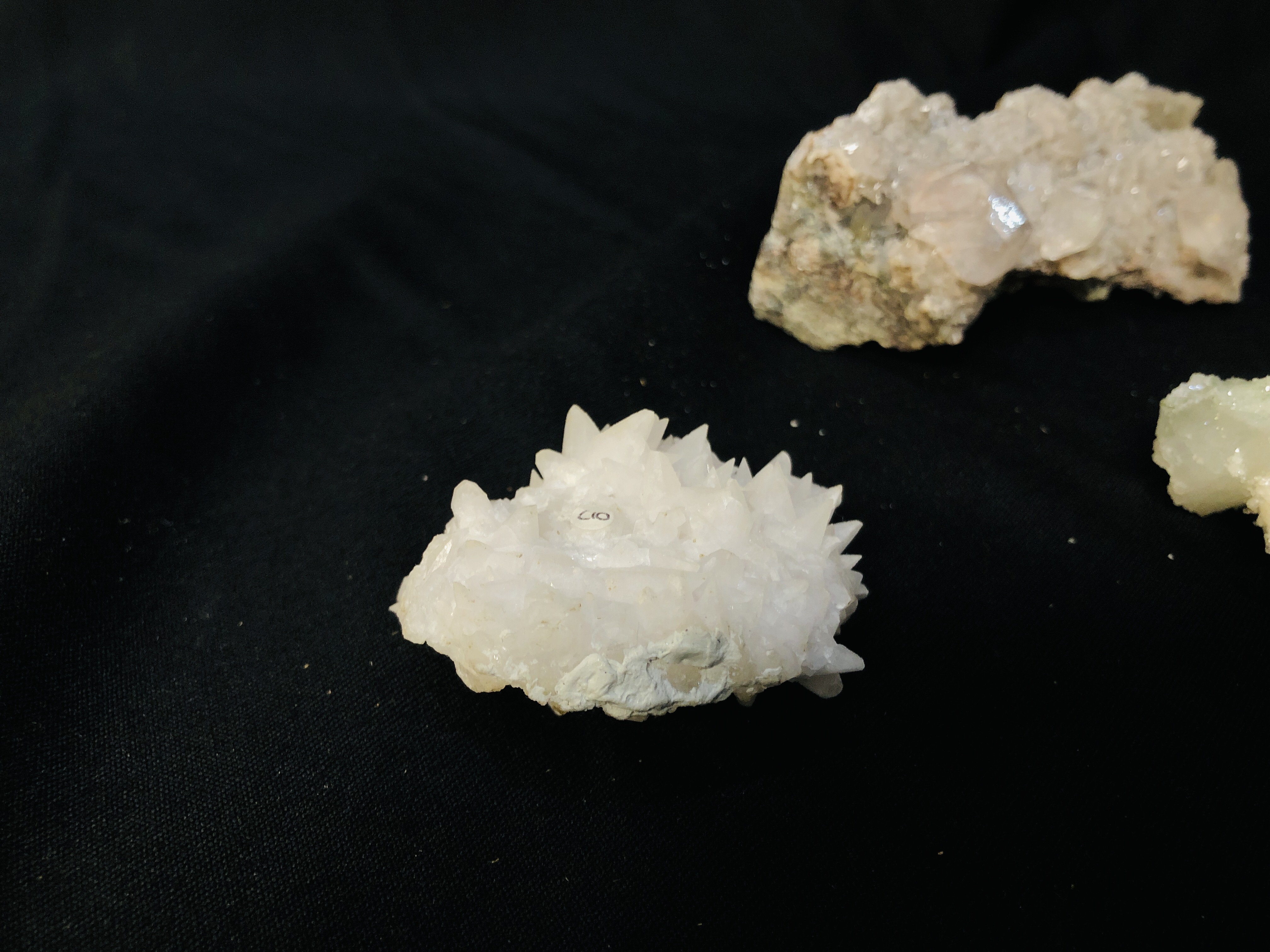 A COLLECTION OF APPROX 7 CRYSTAL AND MINERAL ROCK EXAMPLES TO INCLUDE QUARTZ ETC. - Image 2 of 5