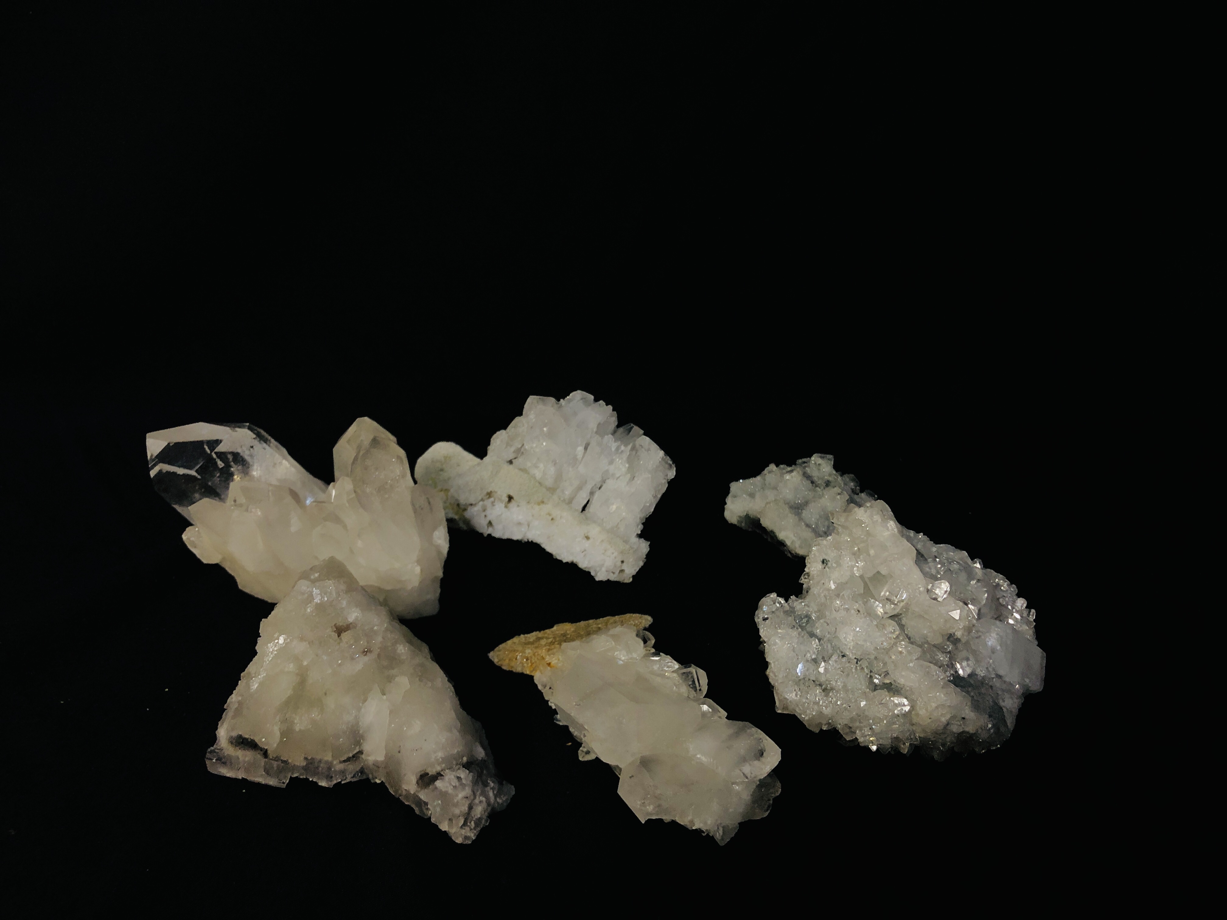 A COLLECTION OF APPROX 6 CRYSTAL AND MINERAL ROCK EXAMPLES TO INCLUDE QUARTZ AND COLEMANITE ETC.