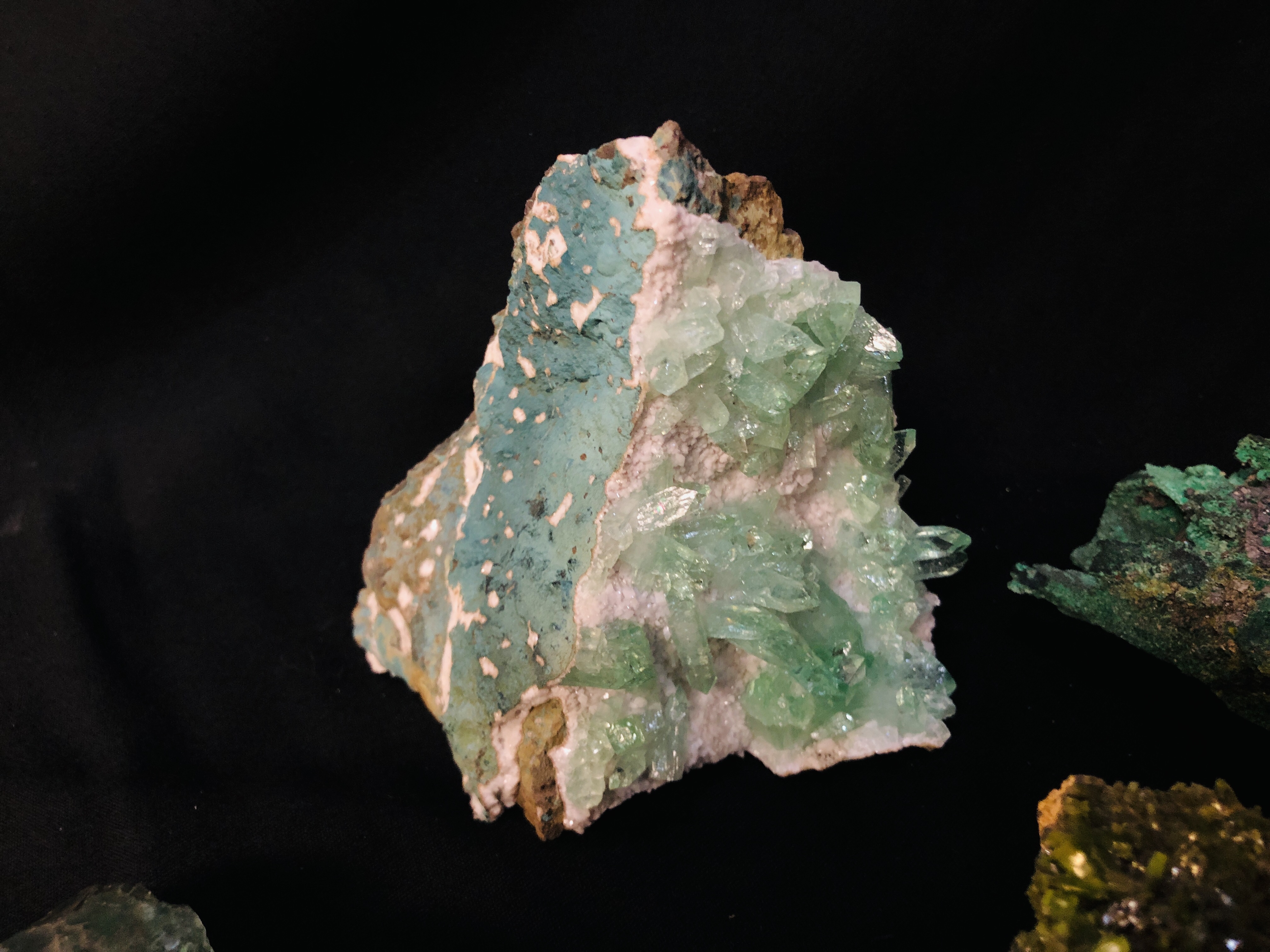 A COLLECTION OF APPROX 4 CRYSTAL AND MINERAL ROCK EXAMPLES TO INCLUDE QUARTZ AND FLUORITE ETC. - Image 3 of 5