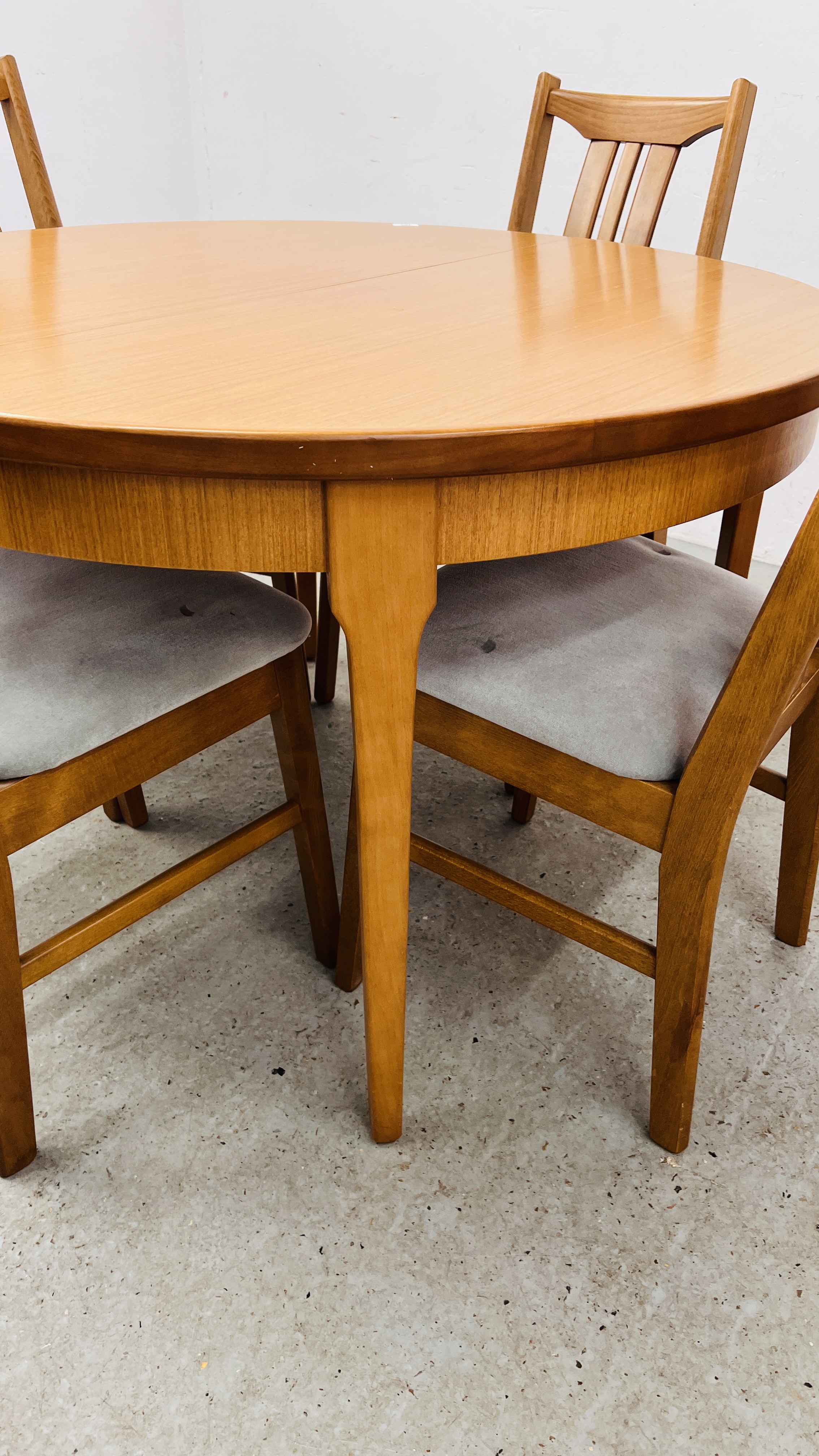 MODERN DINING SET COMPRISING FOUR BEECHWOOD CHAIRS AND EXTENDING CIRCULAR DINING TABLE. - Image 5 of 12